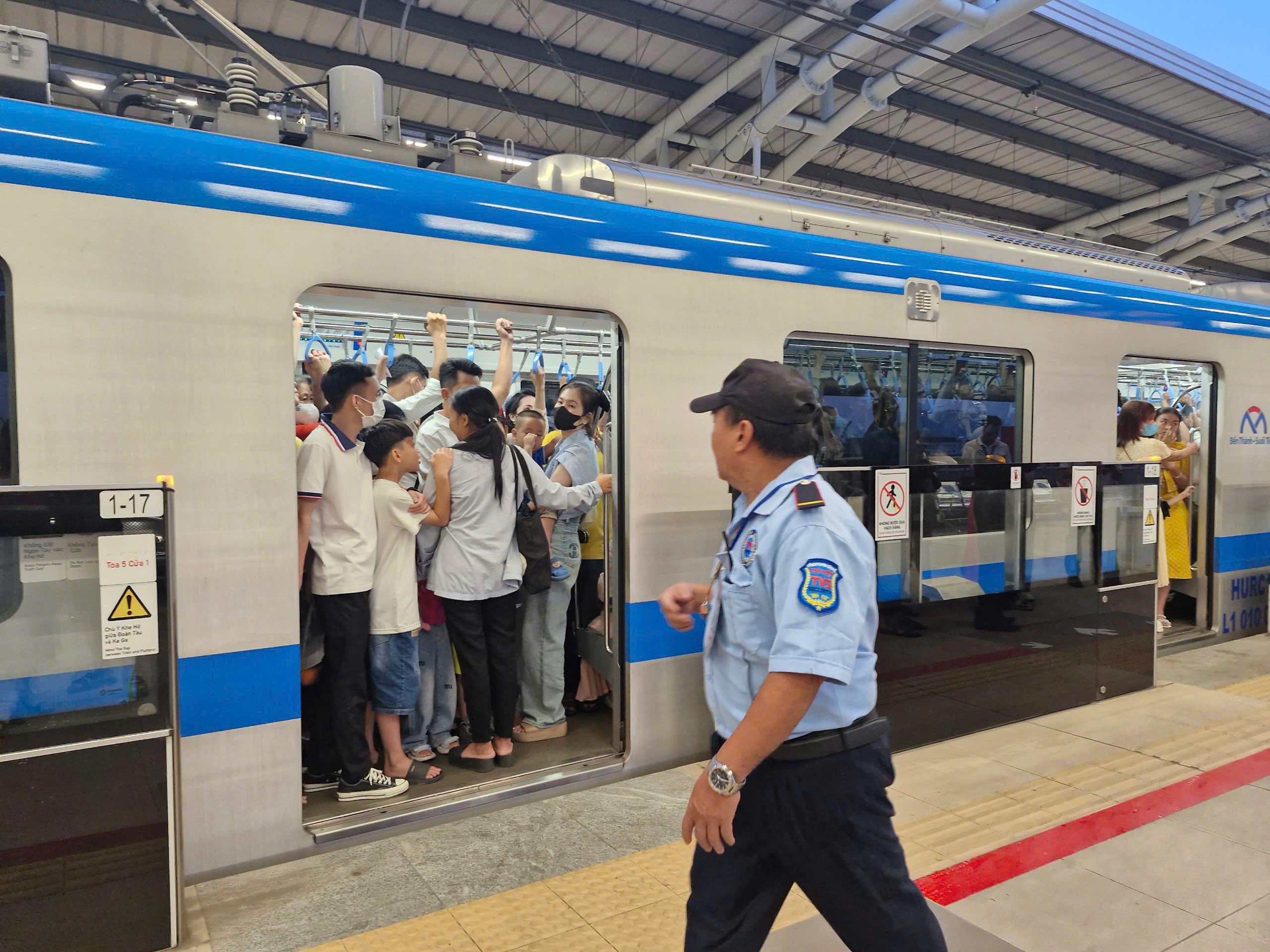 Metro số 1 đông nghẹt mùng 1 Tết, phải điều chỉnh tăng chuyến- Ảnh 7. Metro số 1 đông nghẹt mùng 1 Tết, phải điều chỉnh tăng chuyến- Ảnh 7.