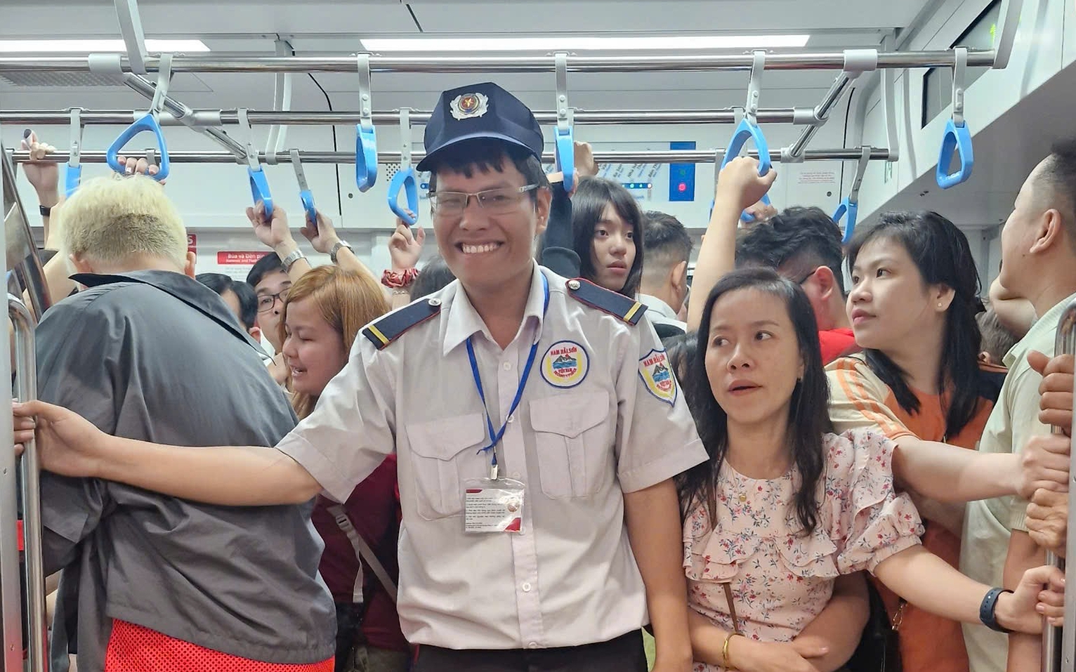 Metro số 1 thu gần 12 tỷ đồng trong 10 ngày Tết- Ảnh 4. Metro số 1 đông nghẹt mùng 1 Tết, phải điều chỉnh tăng chuyến