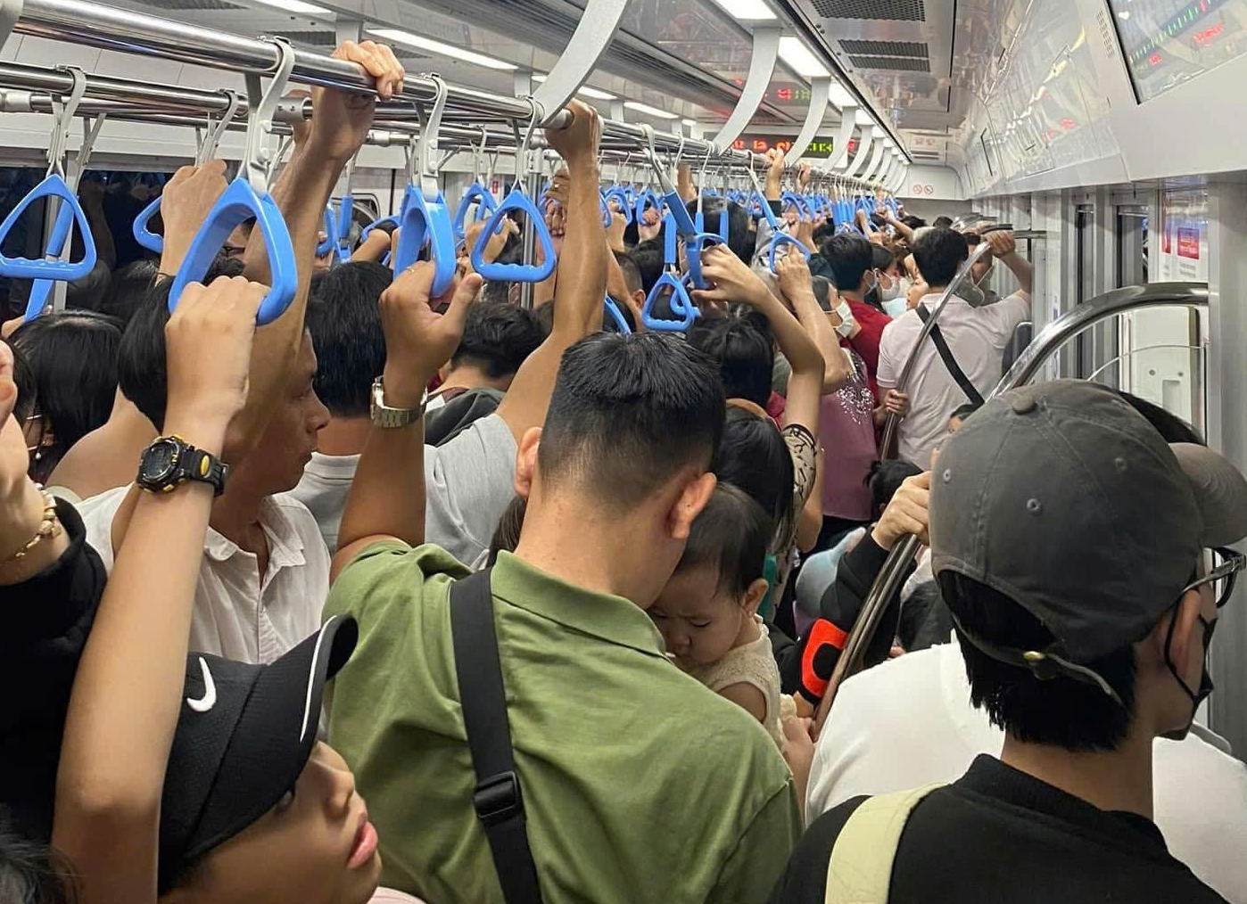 Metro số 1 đông nghẹt mùng 1 Tết, phải điều chỉnh tăng chuyến- Ảnh 8. Metro số 1 đông nghẹt mùng 1 Tết, phải điều chỉnh tăng chuyến- Ảnh 8.