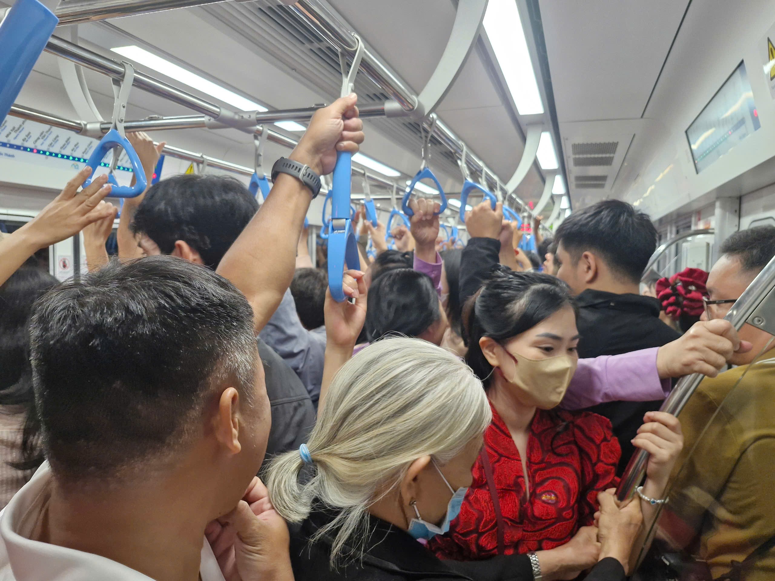 Metro số 1 đông nghẹt mùng 1 Tết, phải điều chỉnh tăng chuyến- Ảnh 1. Metro số 1 đông nghẹt mùng 1 Tết, phải điều chỉnh tăng chuyến- Ảnh 1.