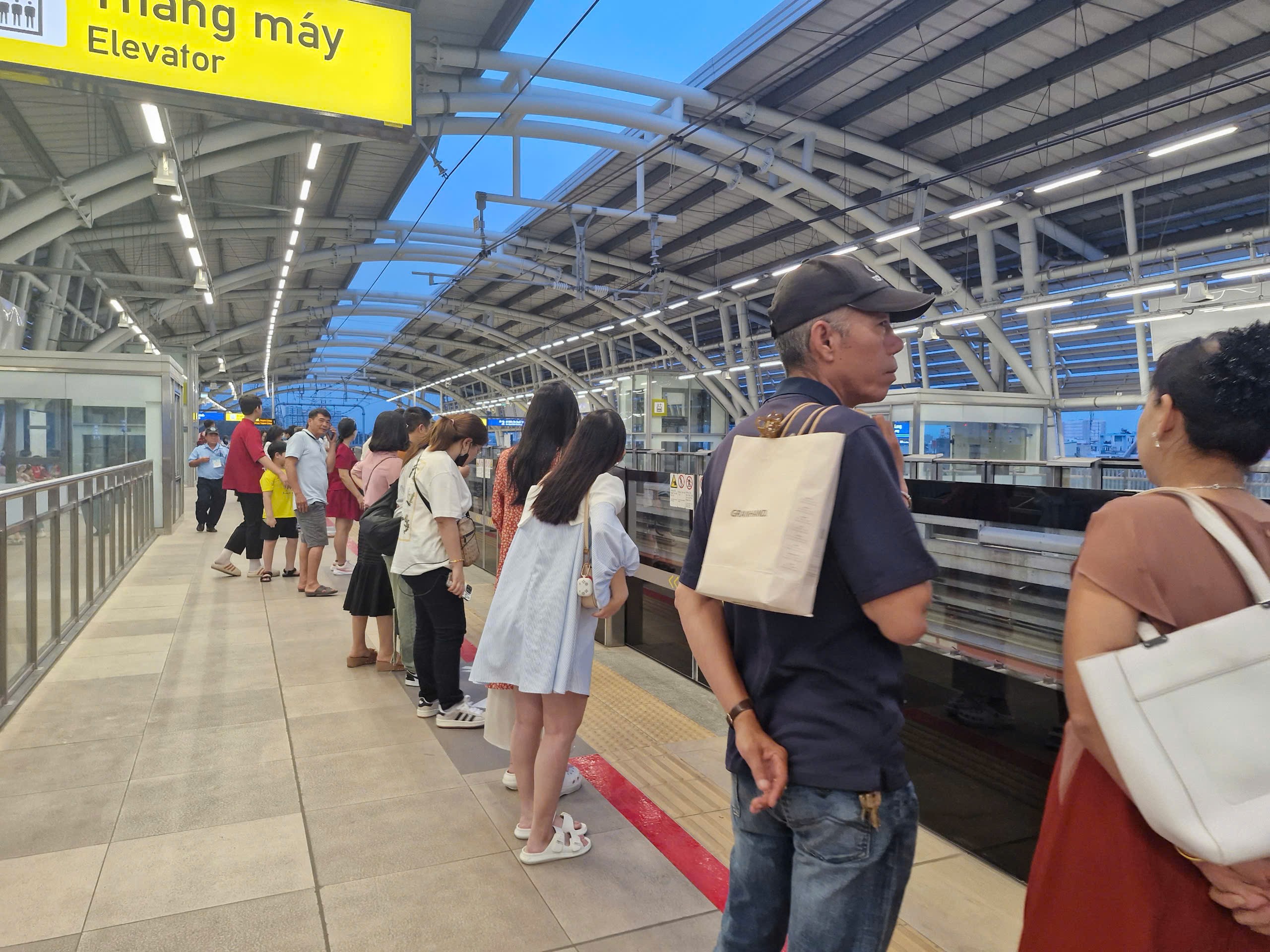 Metro số 1 đông nghẹt mùng 1 Tết, phải điều chỉnh tăng chuyến- Ảnh 3. Metro số 1 đông nghẹt mùng 1 Tết, phải điều chỉnh tăng chuyến- Ảnh 3.