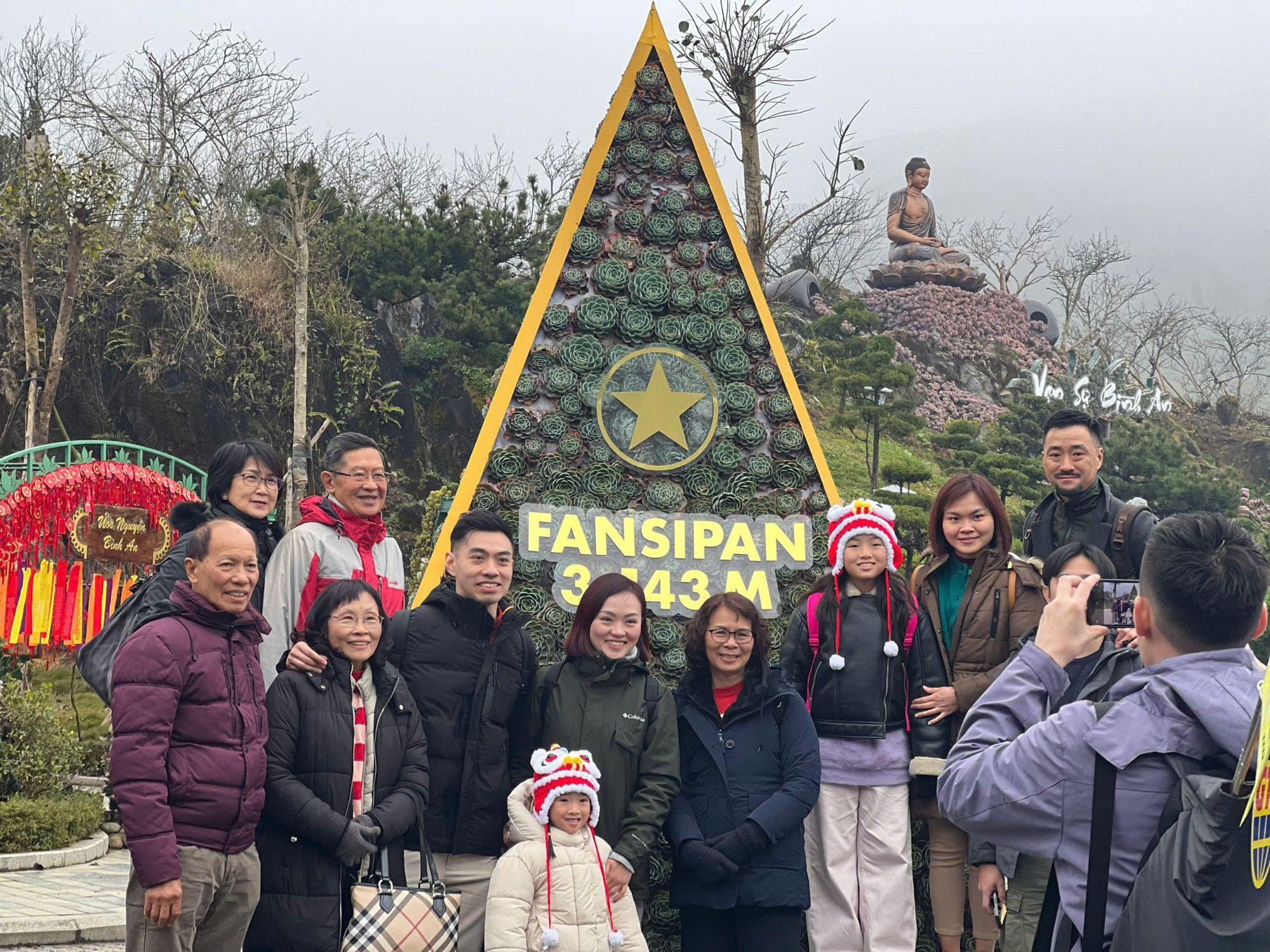 Du kh&aacute;ch l&ecirc;n đỉnh Fansipan treo thẻ cầu an ng&agrave;y m&ugrave;ng 1 Tết- Ảnh 2.