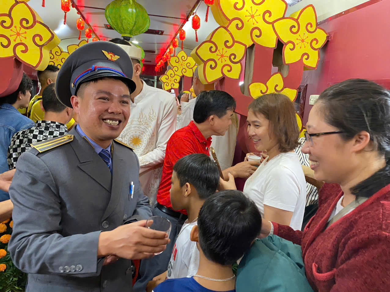 Hương Tết ngập tr&agrave;n tr&ecirc;n những chuyến t&agrave;u Xu&acirc;n- Ảnh 1.