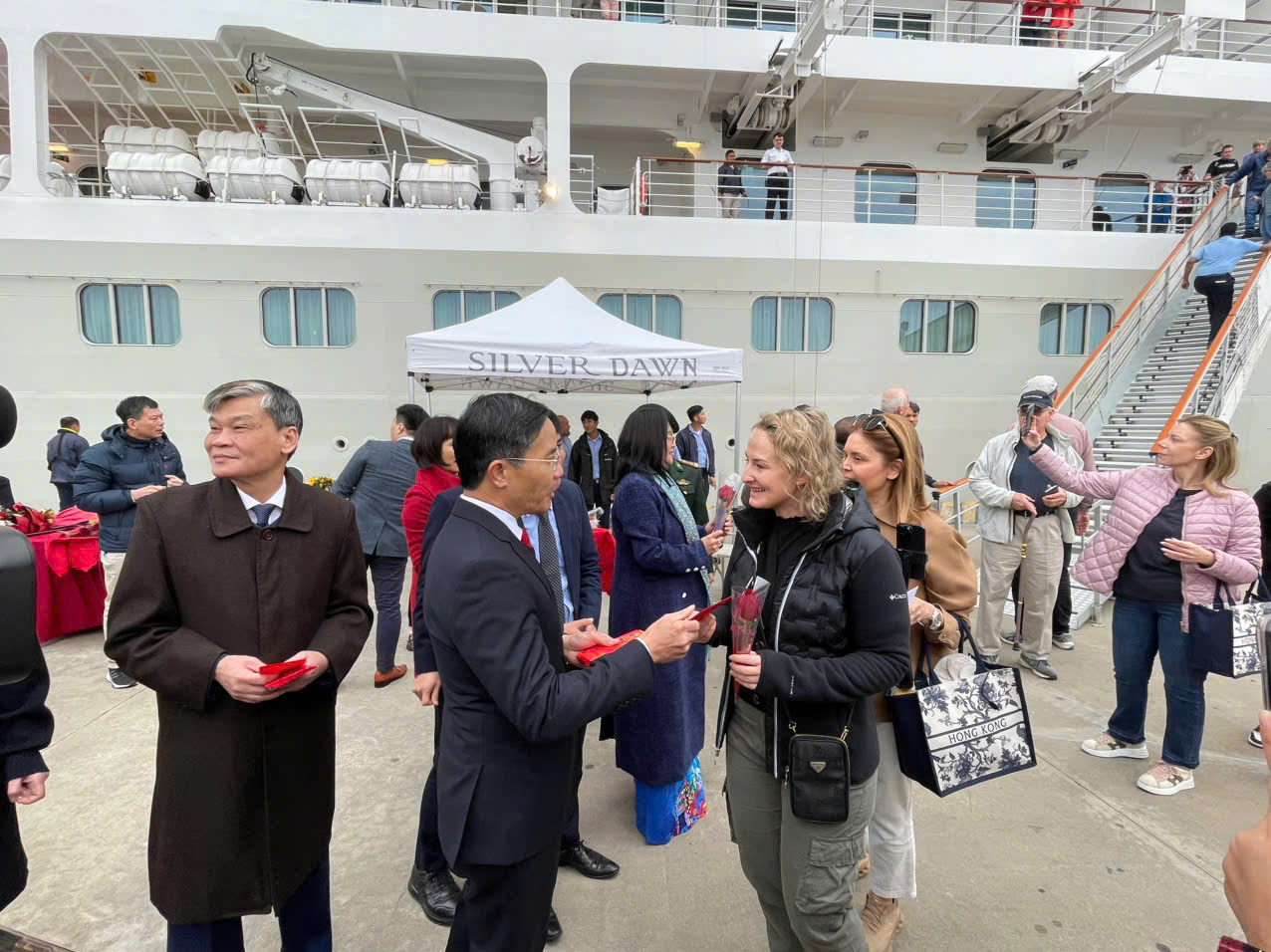 Quảng Ninh: Si&ecirc;u du thuyền đưa hơn 550 kh&aacute;ch &Acirc;u, Mỹ x&ocirc;ng đất vịnh Hạ Long- Ảnh 1.