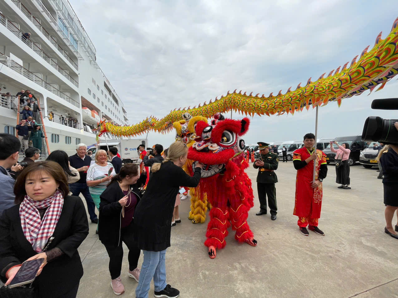 Quảng Ninh: Si&ecirc;u du thuyền đưa hơn 550 kh&aacute;ch &Acirc;u, Mỹ x&ocirc;ng đất vịnh Hạ Long- Ảnh 2.