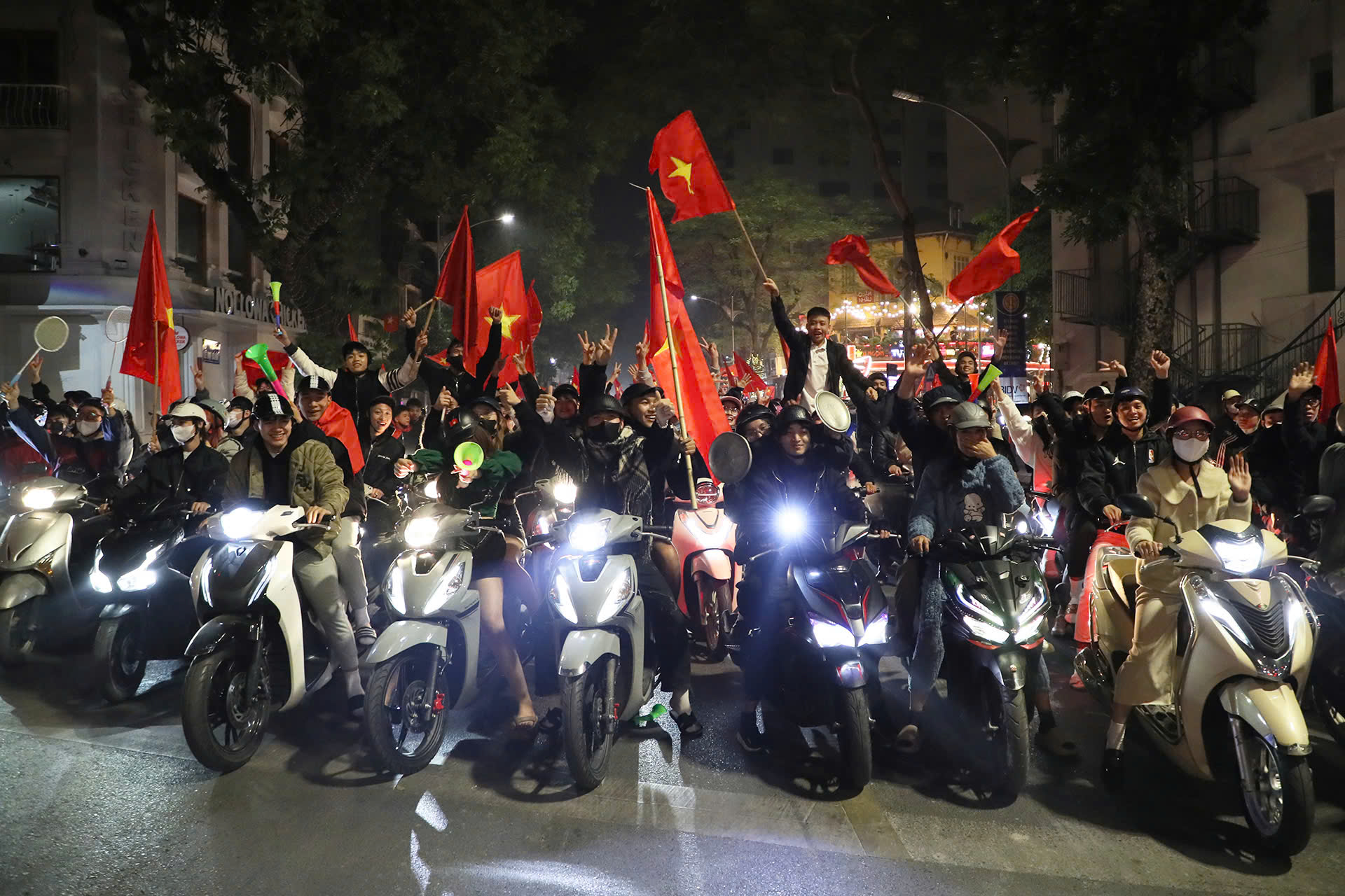 Người d&acirc;n "đi b&atilde;o" mừng tuyển Việt Nam chiến thắng, 3h s&aacute;ng vẫn ngay ngắn chờ đ&egrave;n đỏ- Ảnh 2.