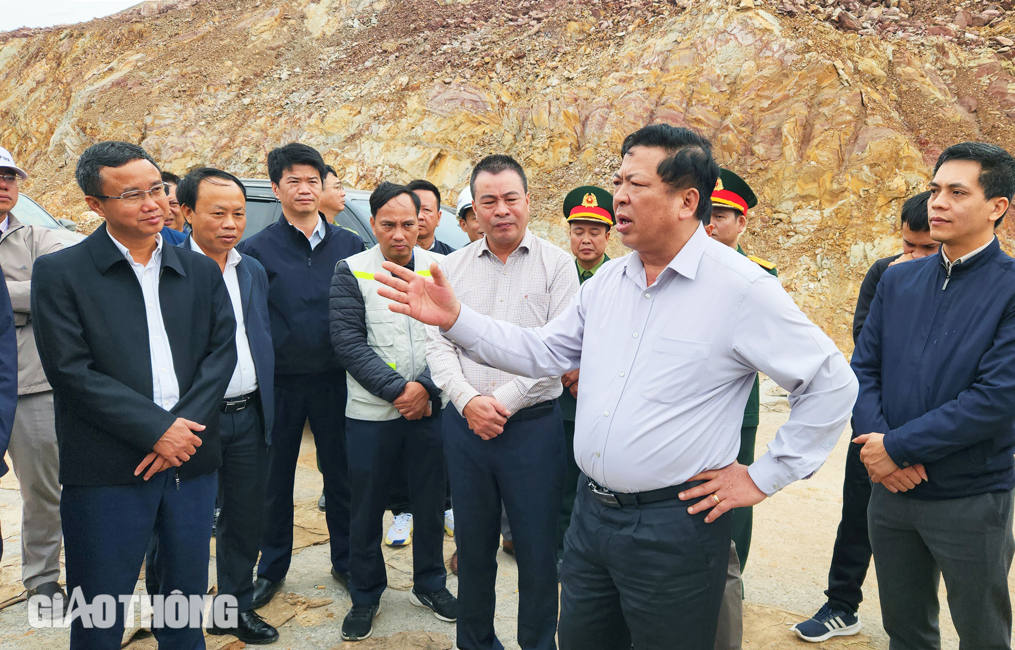 Xử l&yacute; dứt điểm mặt bằng, th&ocirc;ng xe tuyến ch&iacute;nh cao tốc qua Quảng Trị dịp 30/4- Ảnh 2.