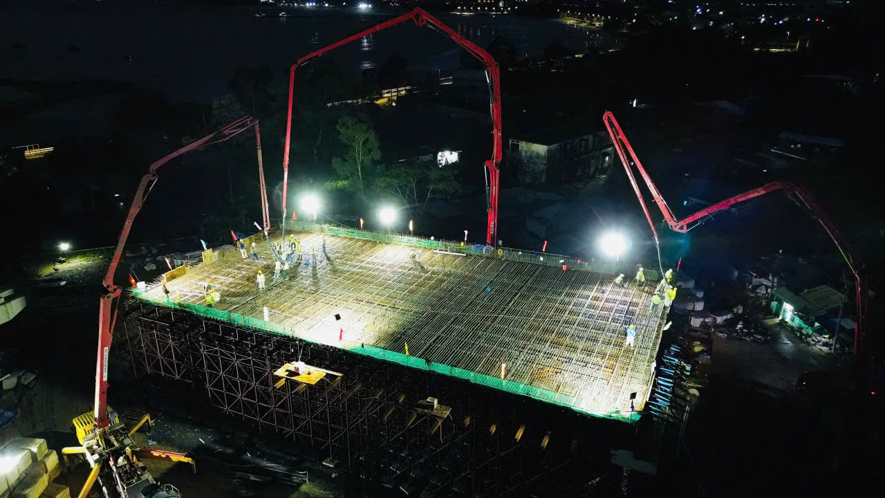 Đổ nhịp dầm bản rỗng đầu ti&ecirc;n tr&ecirc;n tuyến đường ven biển nối cảng Li&ecirc;n Chiểu- Ảnh 1.
