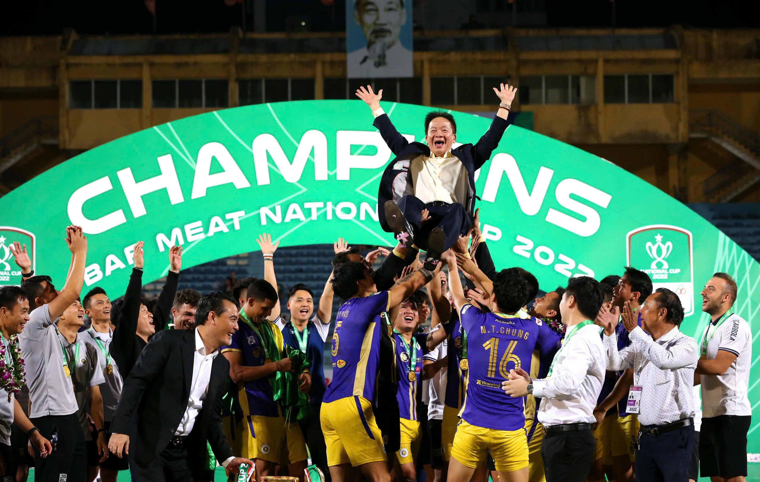 SHB thuê máy bay đưa cổ động viên sang Thái Lan tiếp lửa đội tuyển Việt Nam- Ảnh 2. SHB thuê máy bay đưa cổ động viên sang Thái Lan tiếp lửa đội tuyển Việt Nam- Ảnh 2.