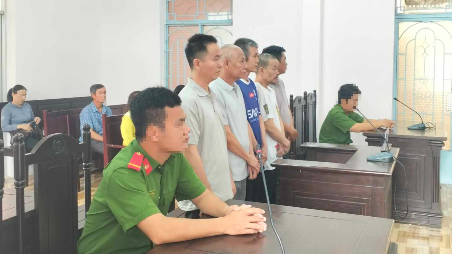 Nh&oacute;m lừa đảo b&aacute;n đ&aacute; thi&ecirc;n thạch giả với gi&aacute; 250 triệu USD lĩnh &aacute;n- Ảnh 1.