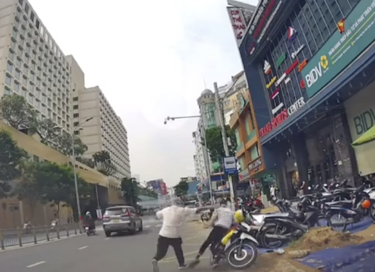 Chồng mang theo hung kh&iacute; h&agrave;nh hung shipper sau cuộc gọi của vợ- Ảnh 1.