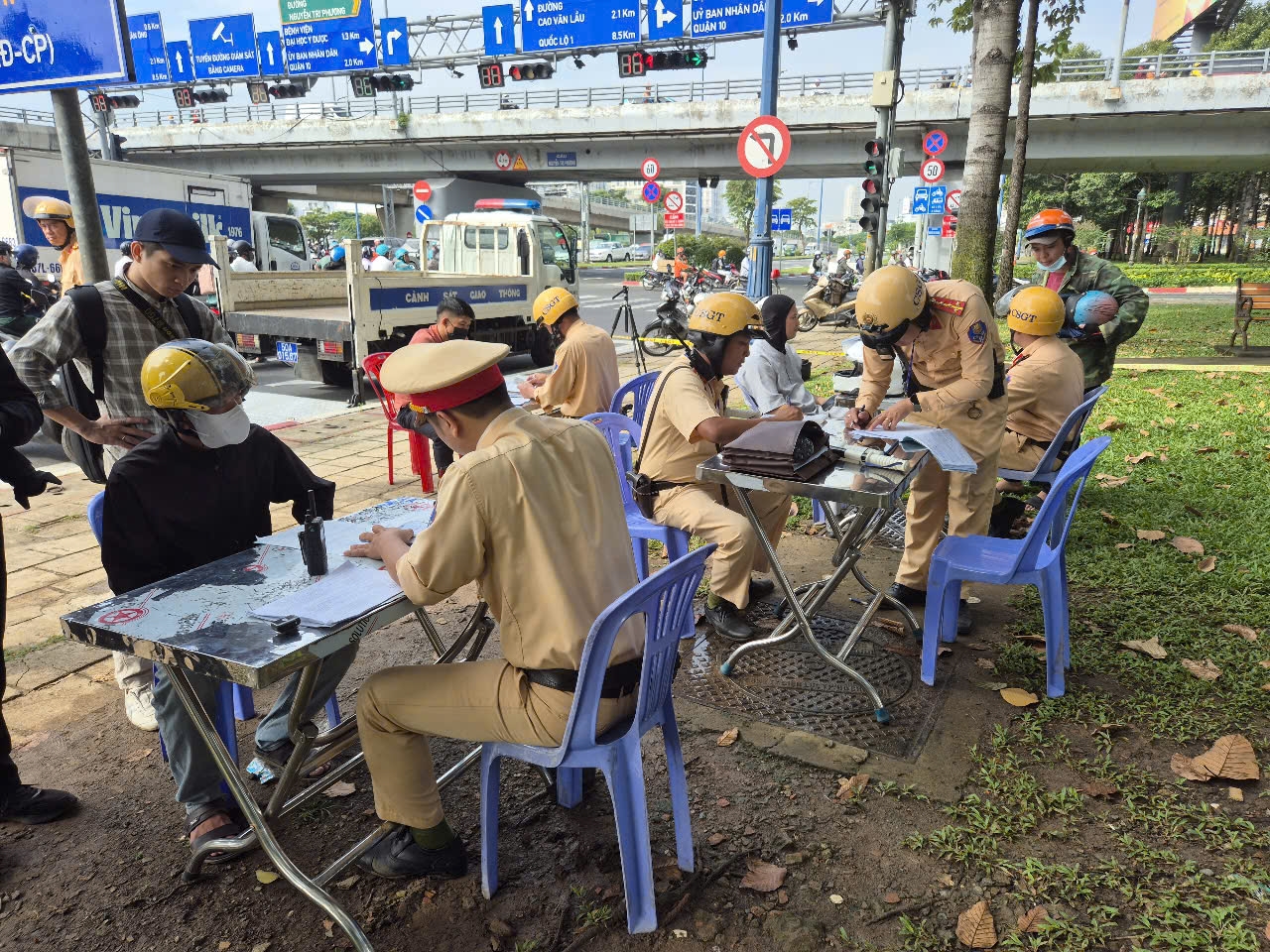 Chạy qu&aacute; tốc độ, t&agrave;i xế xe m&aacute;y thất thần khi nghe mức phạt 12,5 triệu đồng- Ảnh 1.