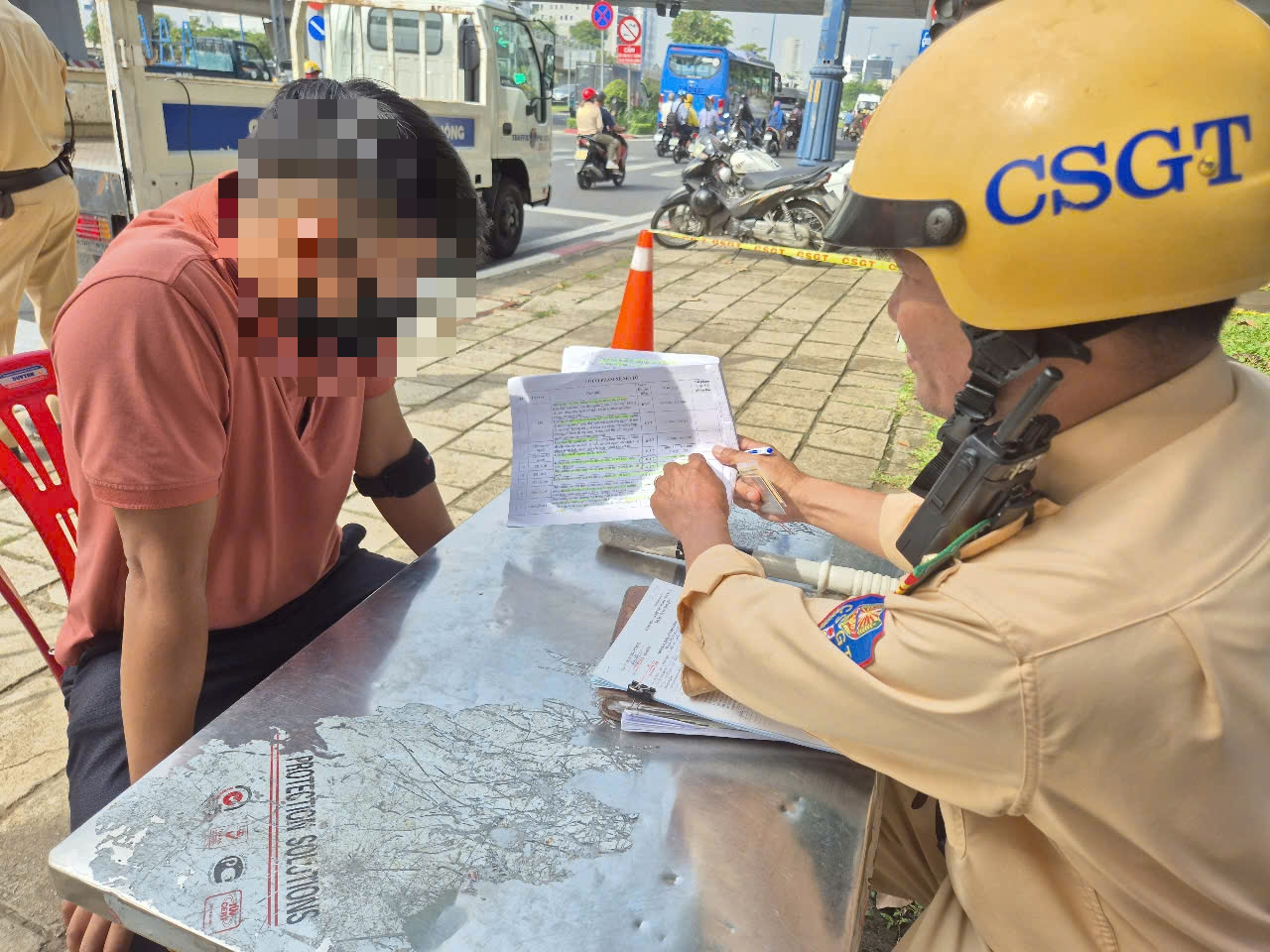 Chạy qu&aacute; tốc độ, t&agrave;i xế xe m&aacute;y thất thần khi nghe mức phạt 12,5 triệu đồng- Ảnh 3.