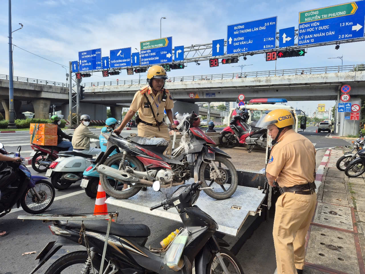 Chạy qu&aacute; tốc độ, t&agrave;i xế xe m&aacute;y thất thần khi nghe mức phạt 12,5 triệu đồng- Ảnh 5.