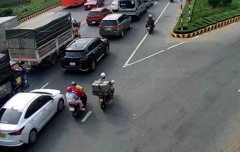 M&ugrave;ng 2 Tết, trạm thu ph&iacute; cầu Rạch Miễu năm lần xả trạm- Ảnh 2.