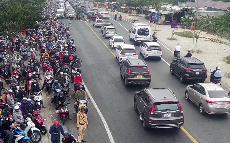 M&ugrave;ng 2 Tết, trạm thu ph&iacute; cầu Rạch Miễu năm lần xả trạm- Ảnh 1.