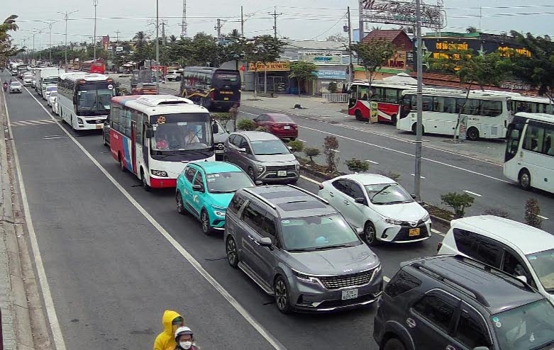 M&ugrave;ng 2 Tết, trạm thu ph&iacute; cầu Rạch Miễu năm lần xả trạm- Ảnh 3.