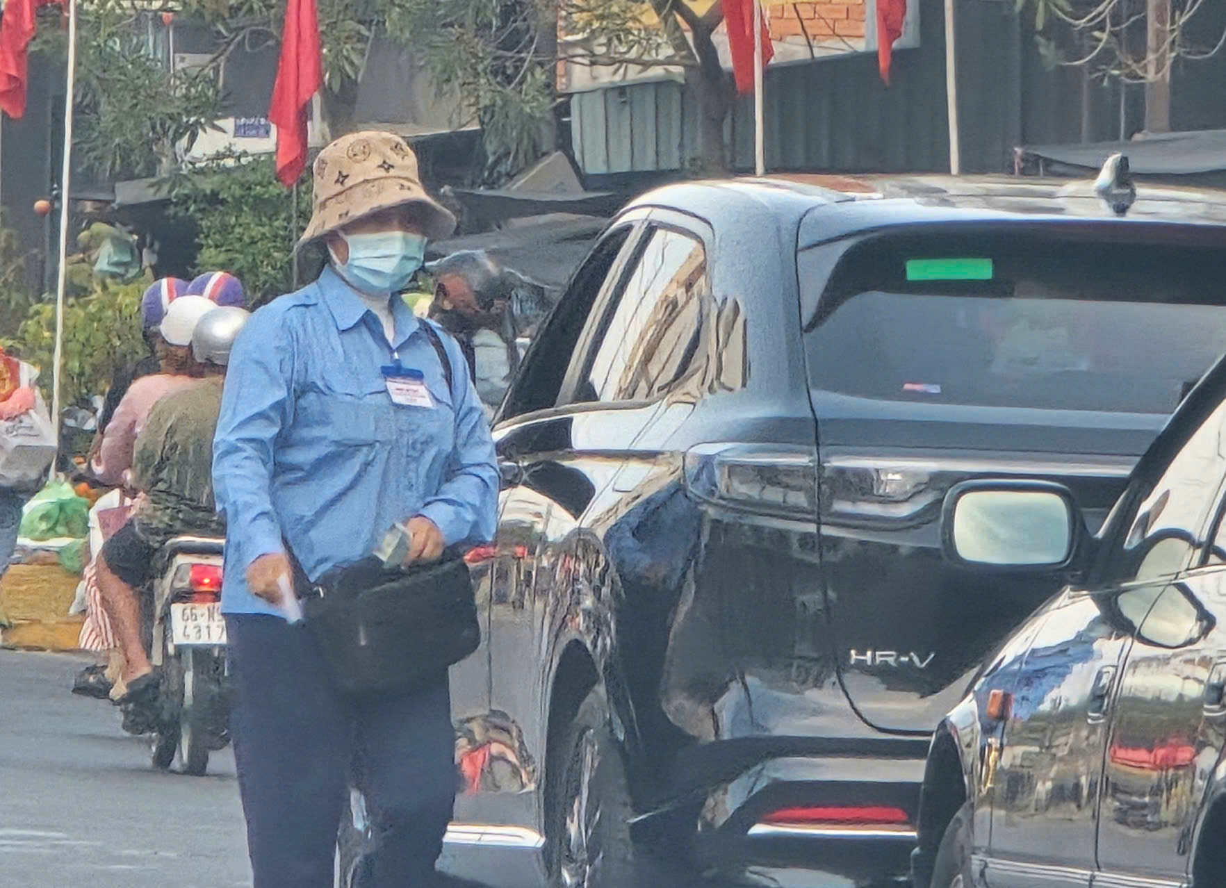 &Ocirc; t&ocirc; xếp h&agrave;ng d&agrave;i chờ qua ph&agrave; An H&ograve;a ở An Giang s&aacute;ng m&ugrave;ng 2 Tết- Ảnh 3.