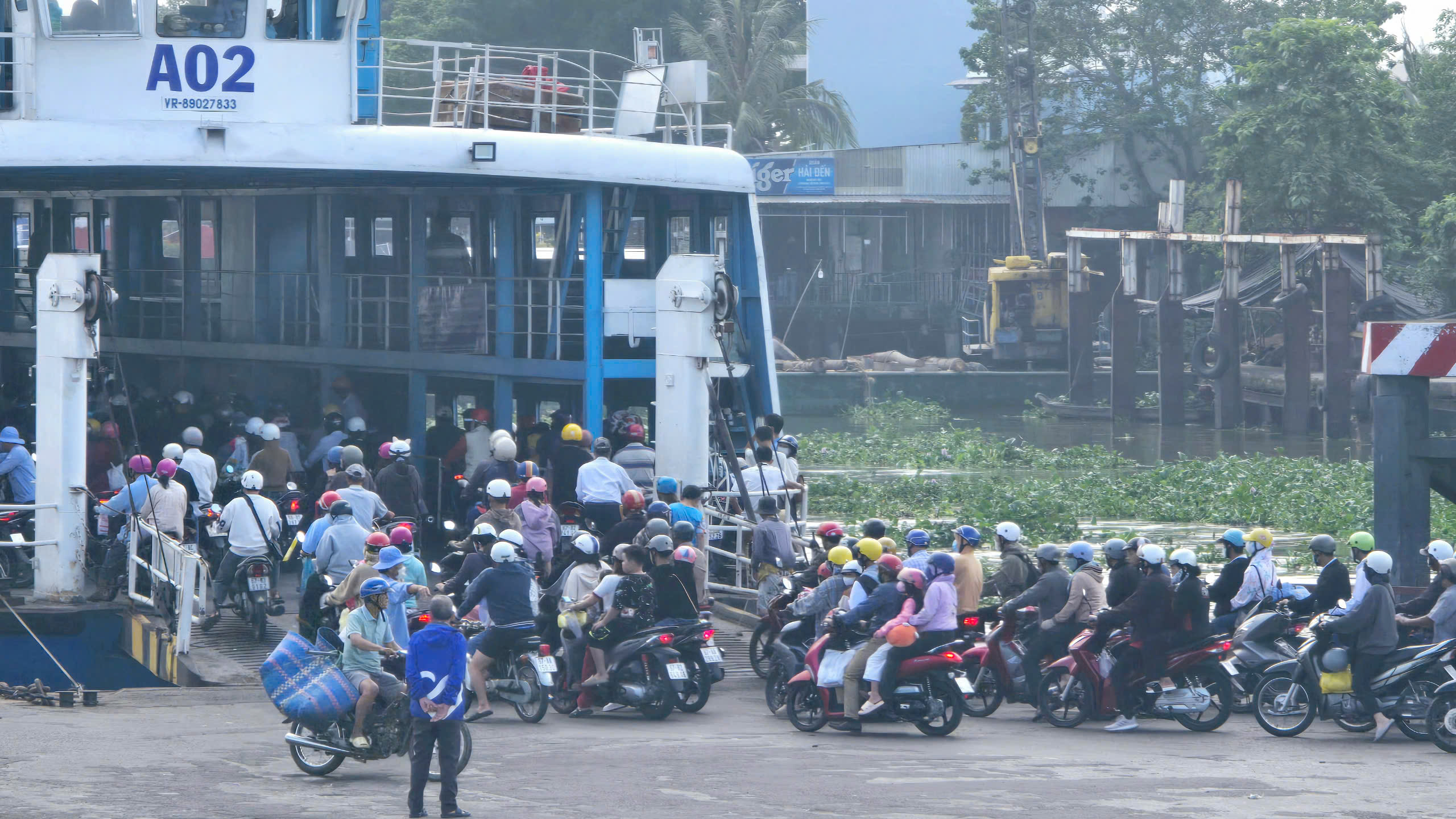 &Ocirc; t&ocirc; xếp h&agrave;ng d&agrave;i chờ qua ph&agrave; An H&ograve;a ở An Giang s&aacute;ng m&ugrave;ng 2 Tết- Ảnh 4.