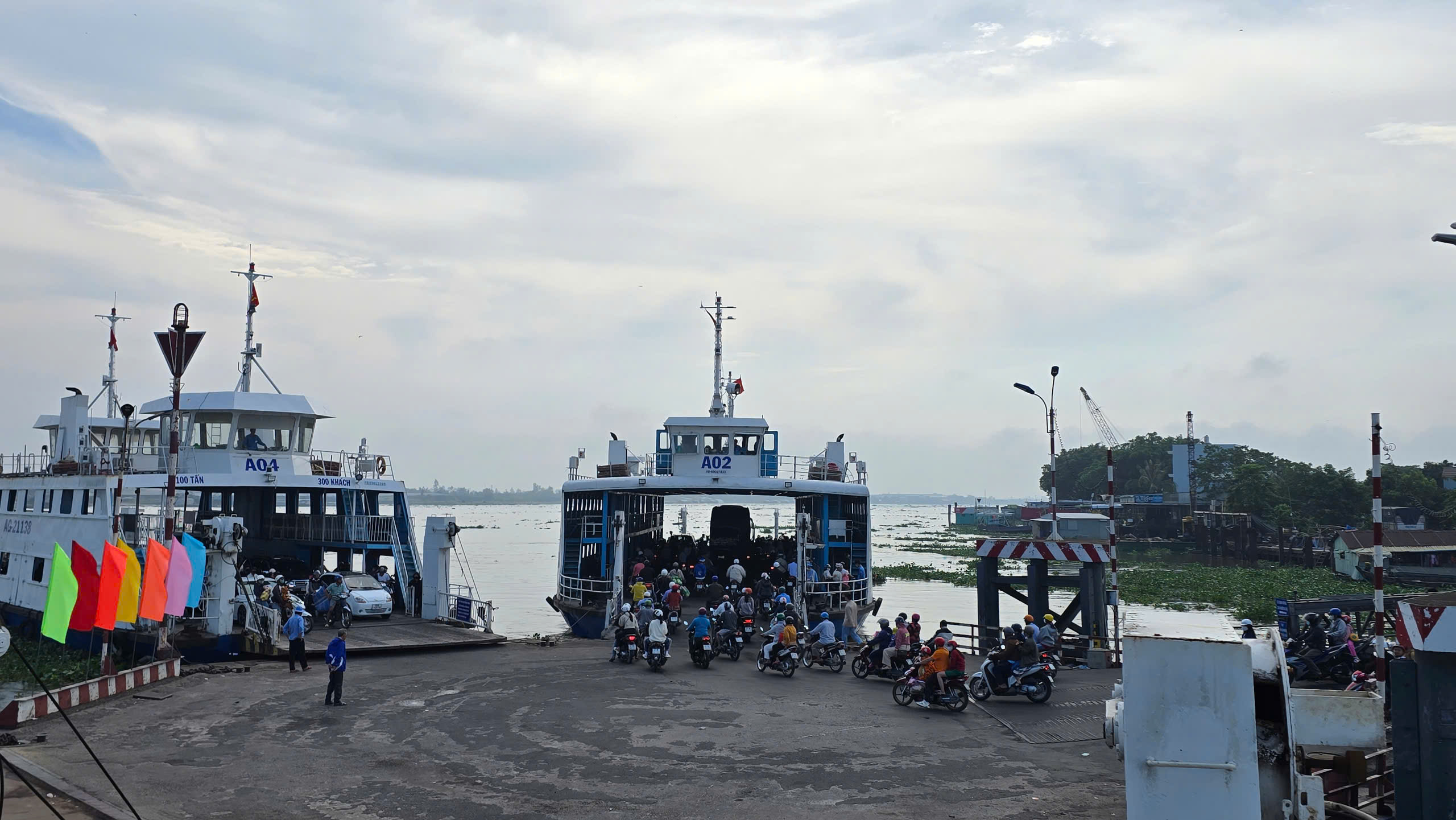 &Ocirc; t&ocirc; xếp h&agrave;ng d&agrave;i chờ qua ph&agrave; An H&ograve;a ở An Giang s&aacute;ng m&ugrave;ng 2 Tết- Ảnh 5.