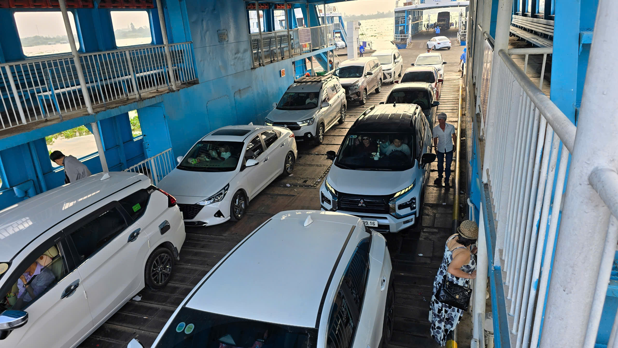 &Ocirc; t&ocirc; xếp h&agrave;ng d&agrave;i chờ qua ph&agrave; An H&ograve;a ở An Giang s&aacute;ng m&ugrave;ng 2 Tết- Ảnh 6.