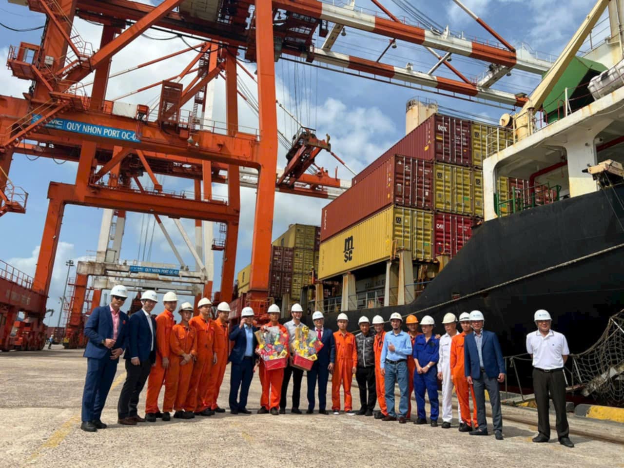 Cảng Quy Nhơn tất bật đ&oacute;n t&agrave;u xuy&ecirc;n Tết, tăng trưởng t&iacute;ch cực- Ảnh 1.