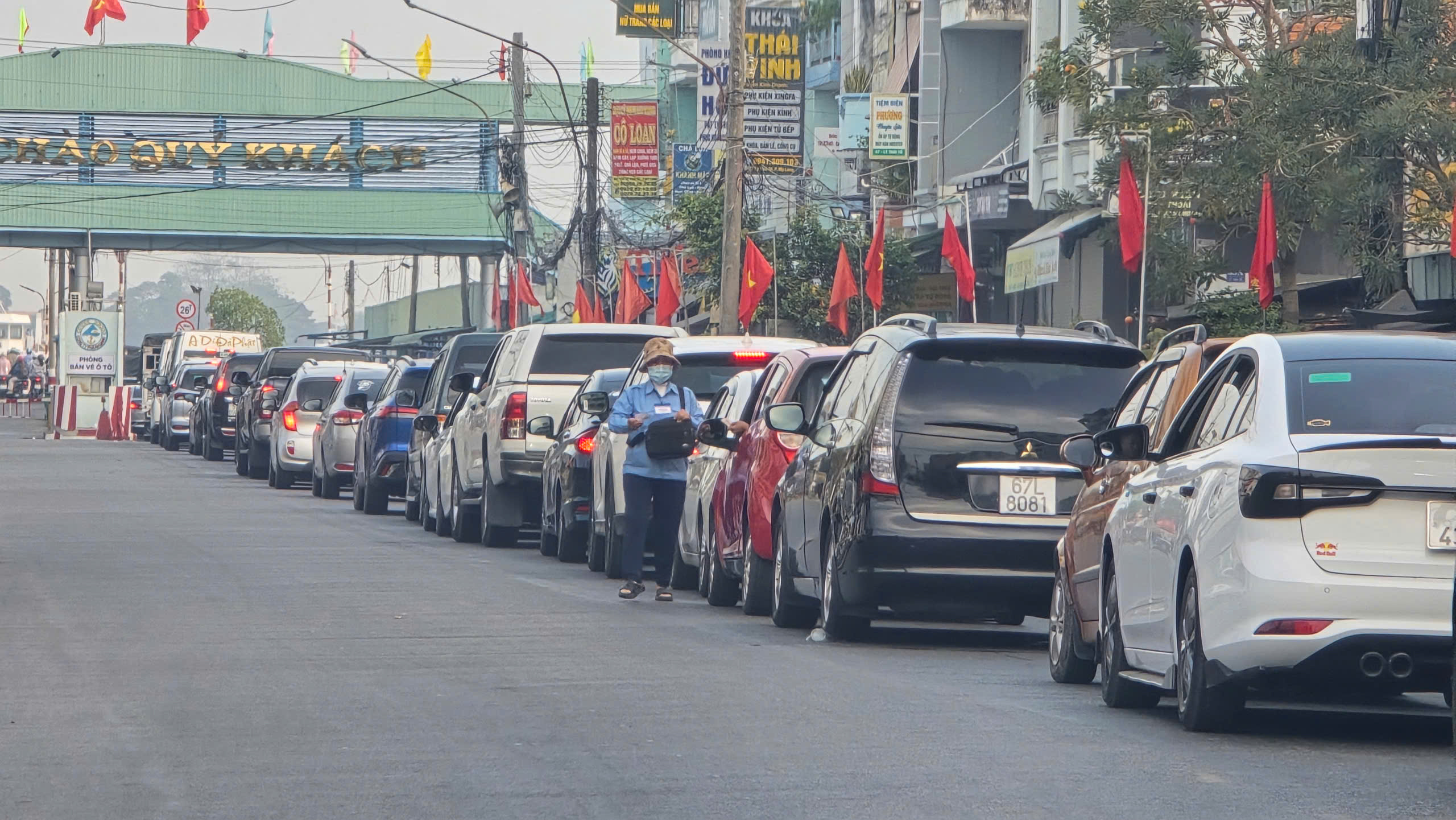 &Ocirc; t&ocirc; xếp h&agrave;ng d&agrave;i chờ qua ph&agrave; An H&ograve;a ở An Giang s&aacute;ng m&ugrave;ng 2 Tết- Ảnh 2.