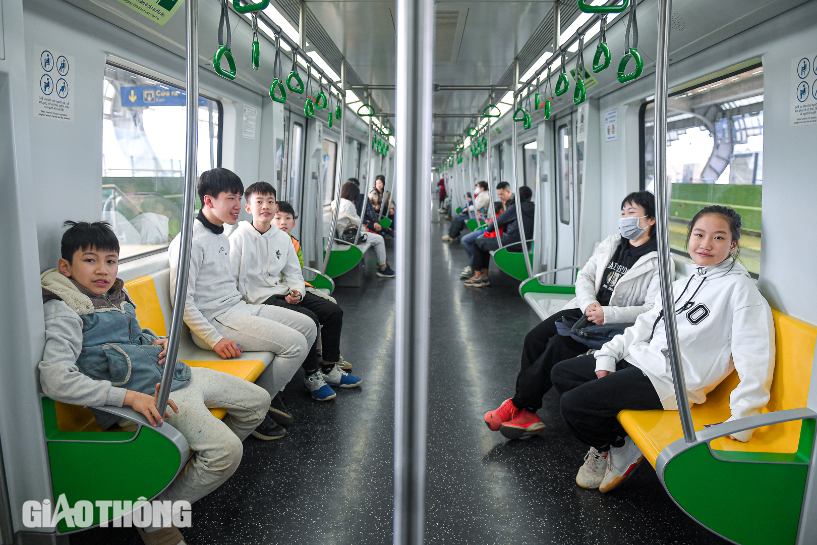 Người d&acirc;n H&agrave; Nội thong dong đi chơi Tết bằng t&agrave;u điện tr&ecirc;n cao- Ảnh 1.