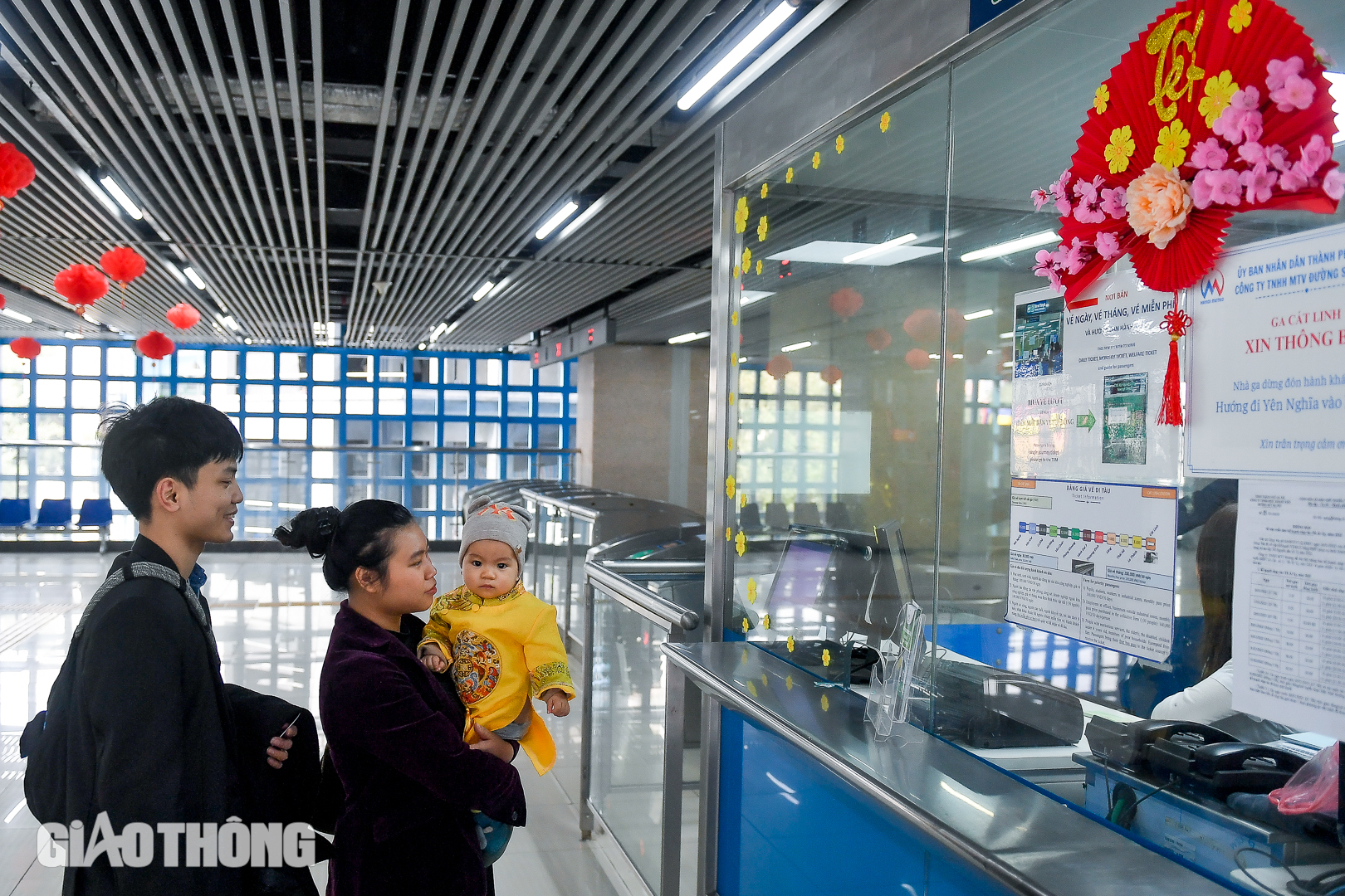 Người d&acirc;n H&agrave; Nội thong dong đi chơi Tết bằng t&agrave;u điện tr&ecirc;n cao- Ảnh 10.