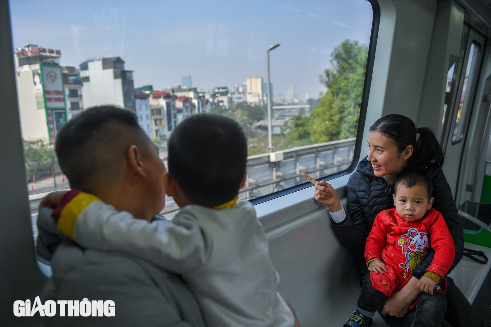 Người d&acirc;n H&agrave; Nội thong dong đi chơi Tết bằng t&agrave;u điện tr&ecirc;n cao- Ảnh 6.