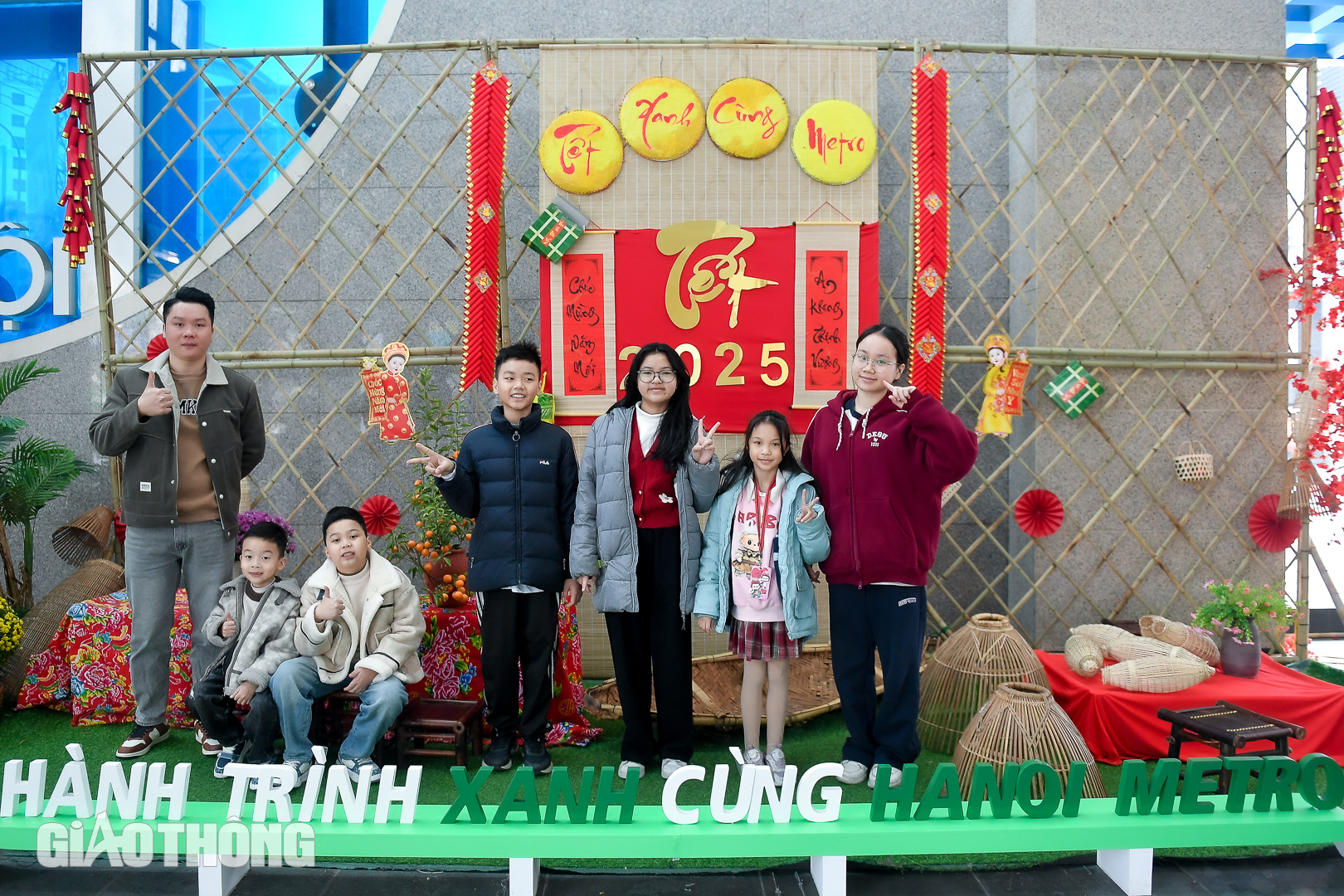 Người d&acirc;n H&agrave; Nội thong dong đi chơi Tết bằng t&agrave;u điện tr&ecirc;n cao- Ảnh 11.