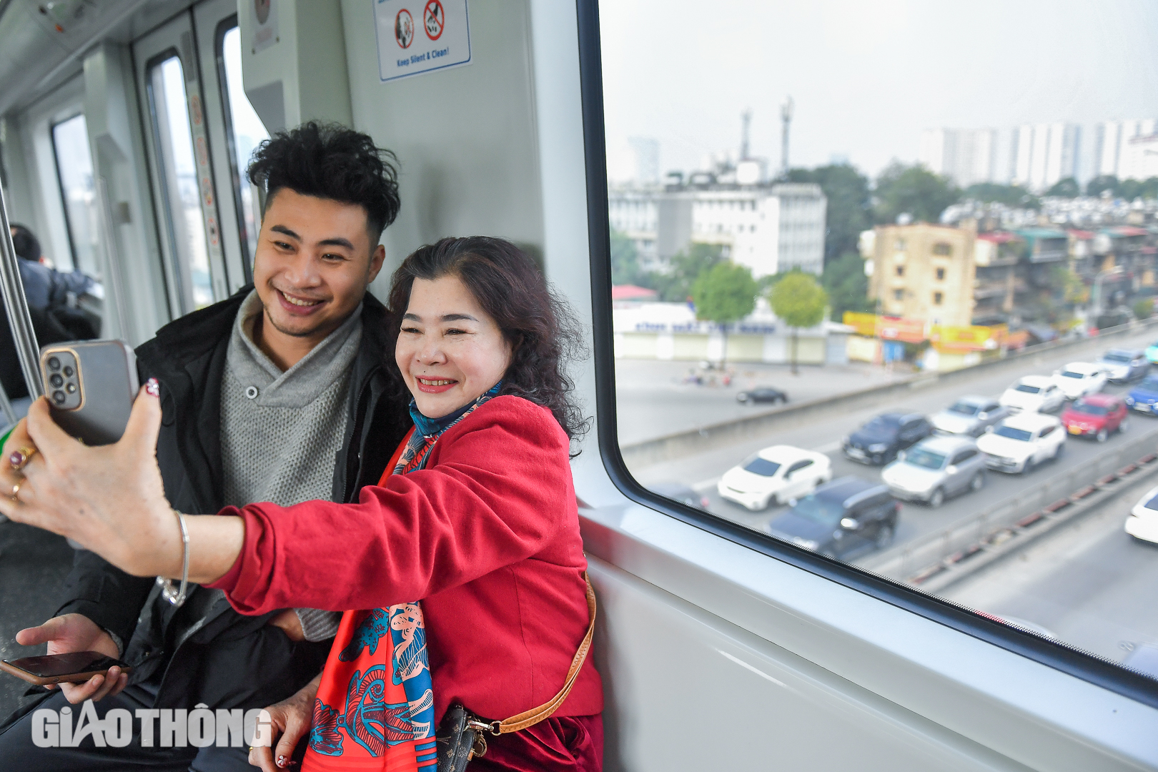 Người d&acirc;n H&agrave; Nội thong dong đi chơi Tết bằng t&agrave;u điện tr&ecirc;n cao- Ảnh 3.