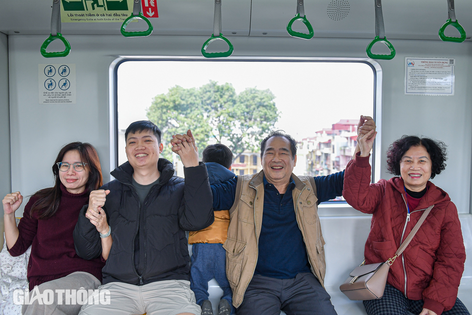 Người d&acirc;n H&agrave; Nội thong dong đi chơi Tết bằng t&agrave;u điện tr&ecirc;n cao- Ảnh 2.