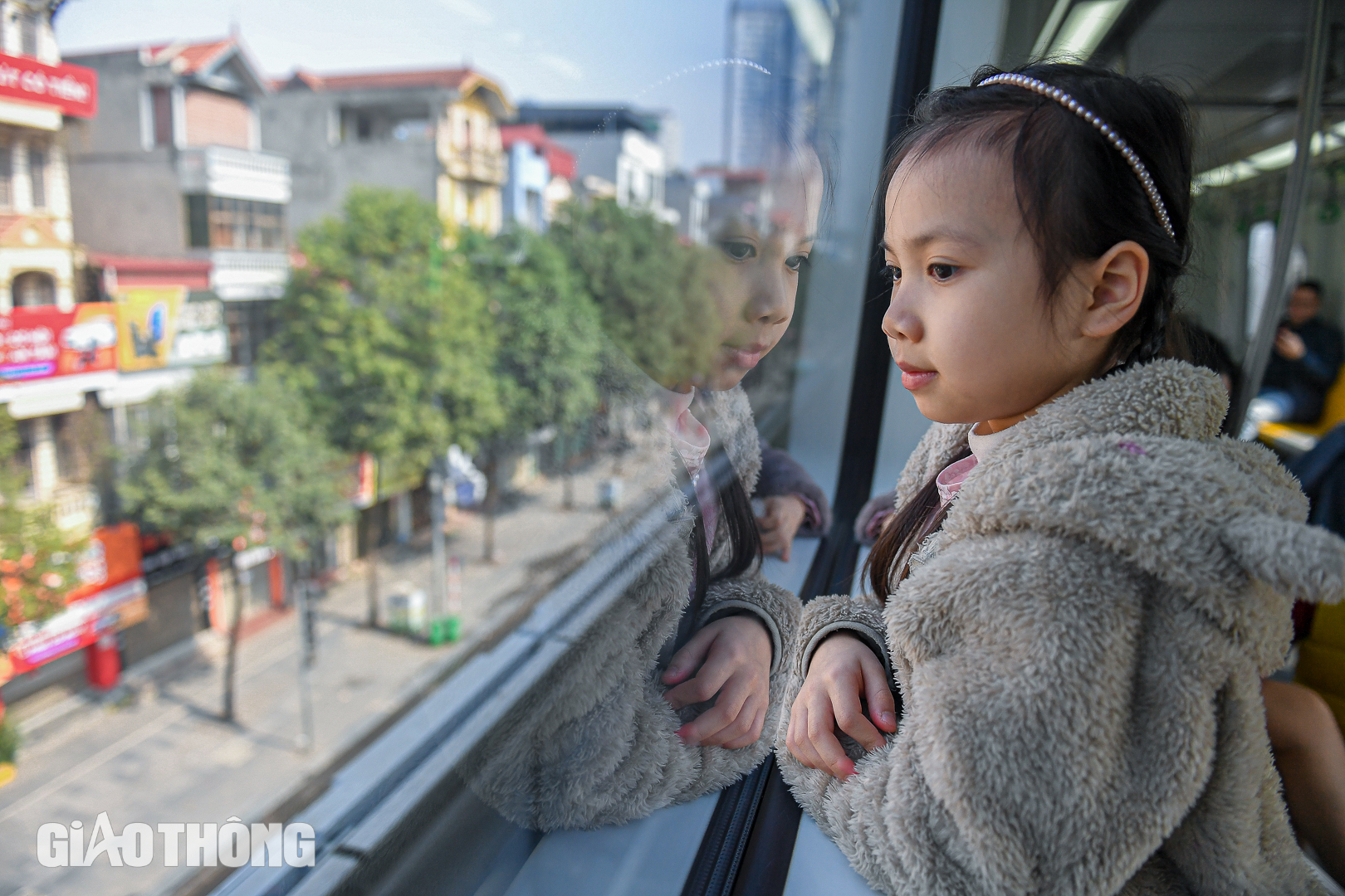 Người d&acirc;n H&agrave; Nội thong dong đi chơi Tết bằng t&agrave;u điện tr&ecirc;n cao- Ảnh 5.