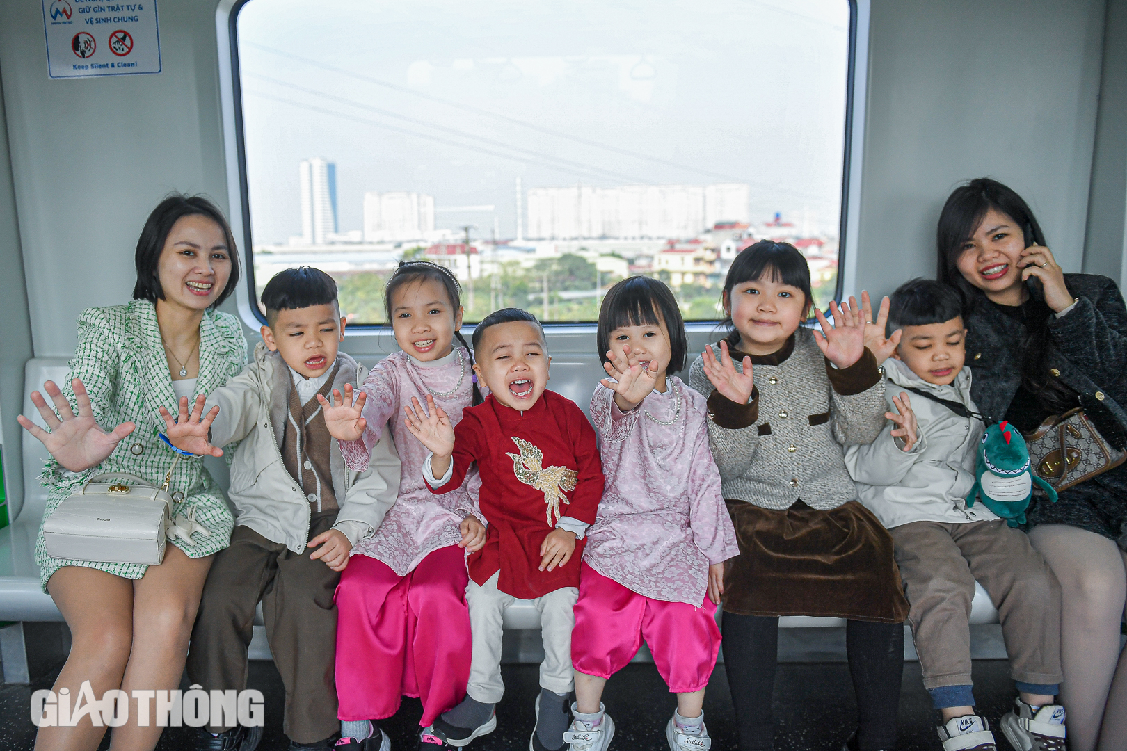 Người d&acirc;n H&agrave; Nội thong dong đi chơi Tết bằng t&agrave;u điện tr&ecirc;n cao- Ảnh 4.