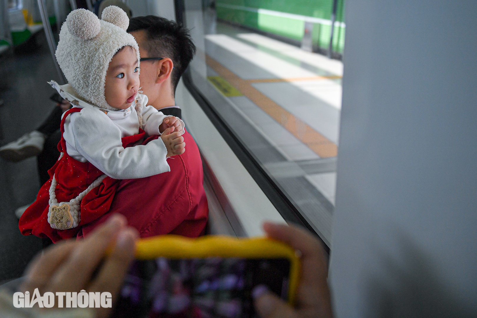 Người d&acirc;n H&agrave; Nội thong dong đi chơi Tết bằng t&agrave;u điện tr&ecirc;n cao- Ảnh 8.