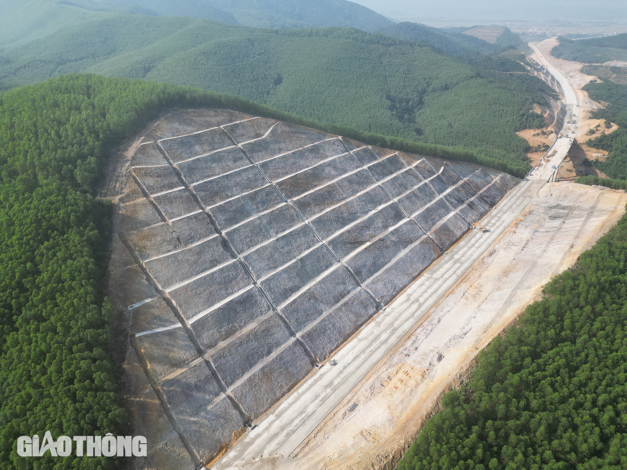Tết kh&ocirc;ng nghỉ tr&ecirc;n c&ocirc;ng trường cao tốc- Ảnh 1.