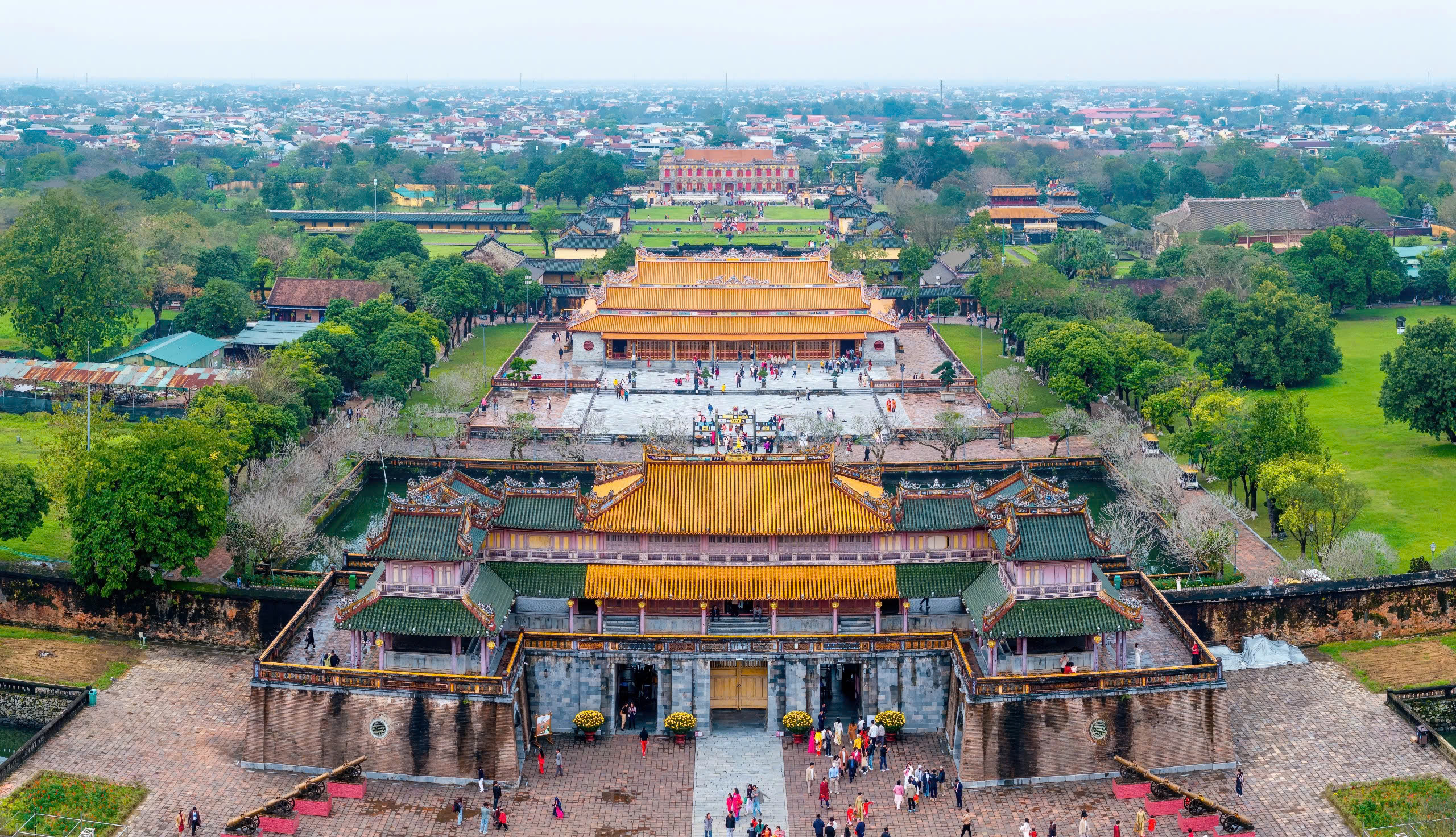 Ho&agrave;ng cung Huế nhộn nhịp kh&aacute;ch tham quan ng&agrave;y m&ugrave;ng 2 tết Ất Tỵ- Ảnh 2.