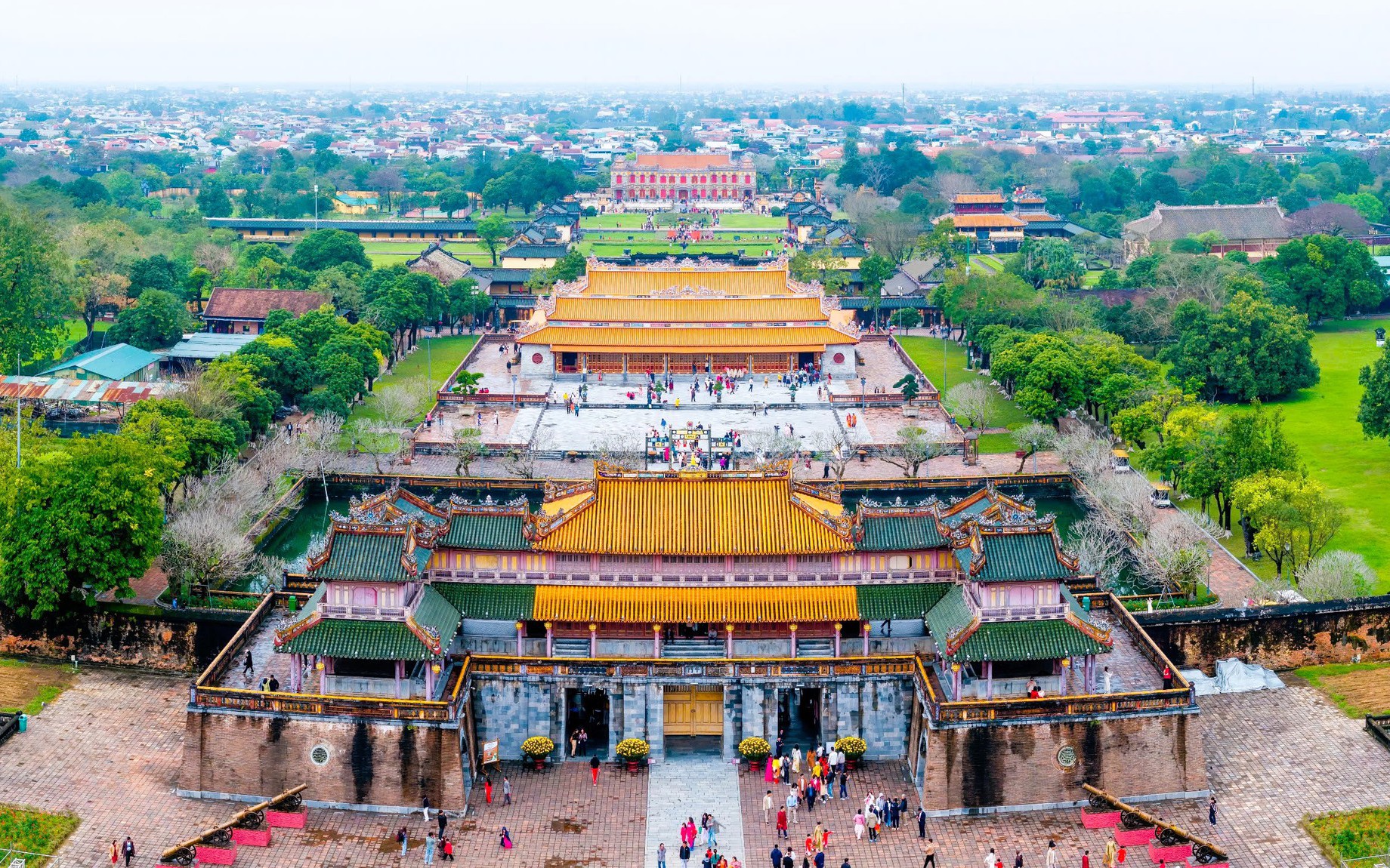 Ho&agrave;ng cung Huế nhộn nhịp kh&aacute;ch tham quan ng&agrave;y m&ugrave;ng 2 tết Ất Tỵ