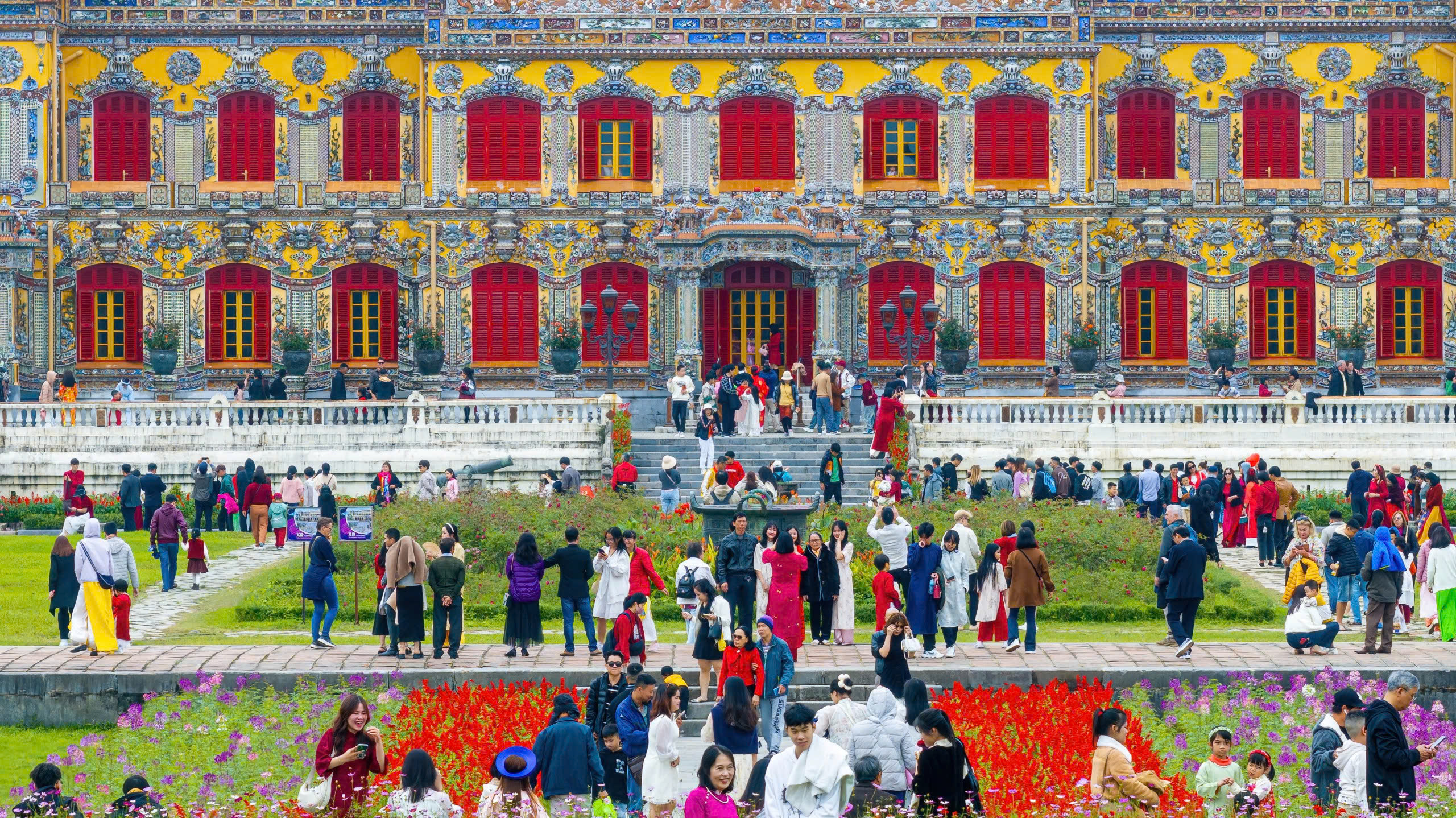 Ho&agrave;ng cung Huế nhộn nhịp kh&aacute;ch tham quan ng&agrave;y m&ugrave;ng 2 tết Ất Tỵ- Ảnh 3.