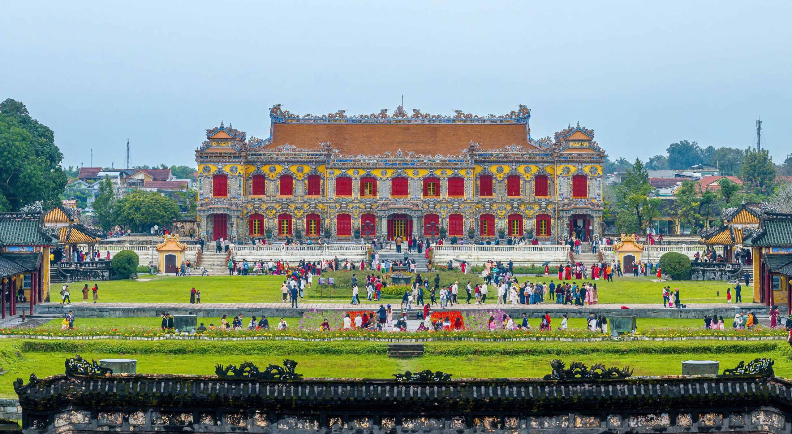 Ho&agrave;ng cung Huế nhộn nhịp kh&aacute;ch tham quan ng&agrave;y m&ugrave;ng 2 tết Ất Tỵ- Ảnh 4.
