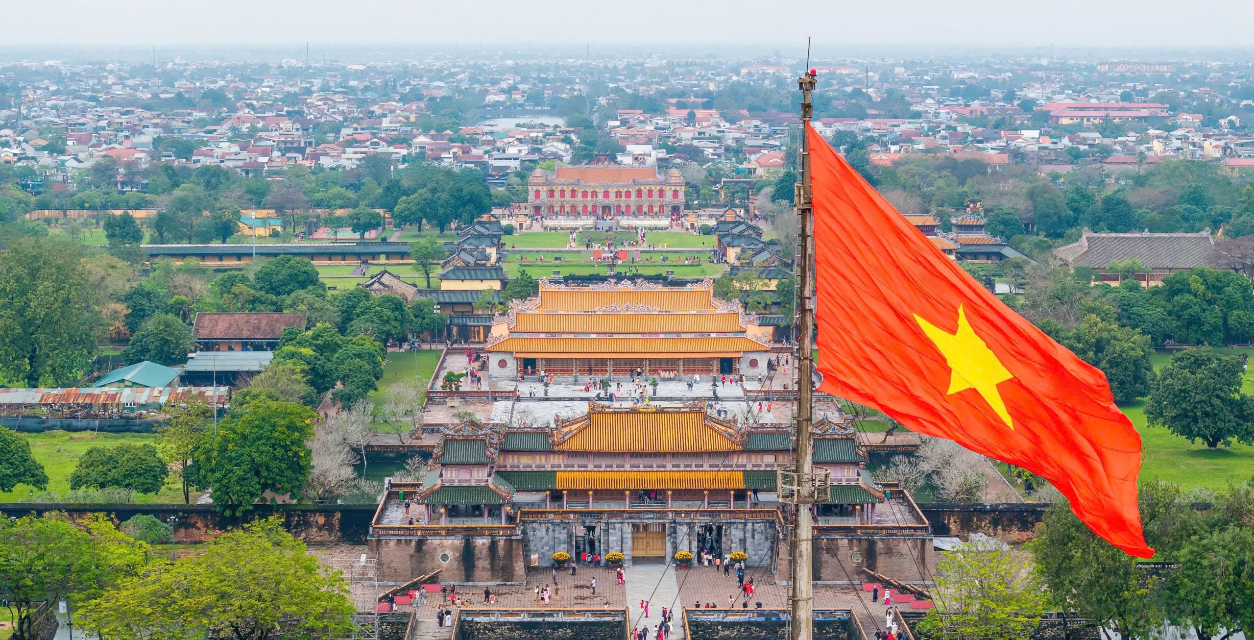 Ho&agrave;ng cung Huế nhộn nhịp kh&aacute;ch tham quan ng&agrave;y m&ugrave;ng 2 tết Ất Tỵ- Ảnh 5.