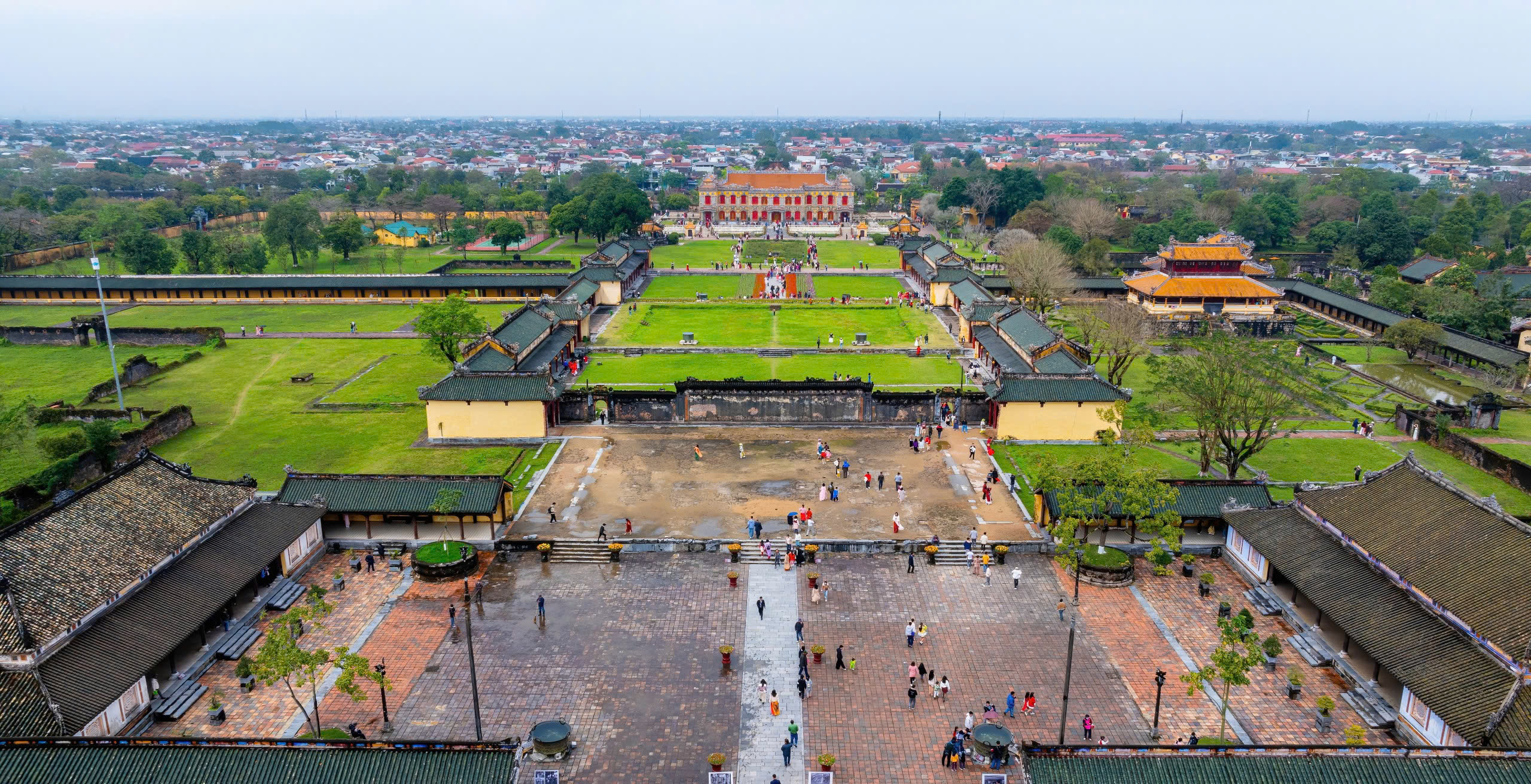 Ho&agrave;ng cung Huế nhộn nhịp kh&aacute;ch tham quan ng&agrave;y m&ugrave;ng 2 tết Ất Tỵ- Ảnh 6.