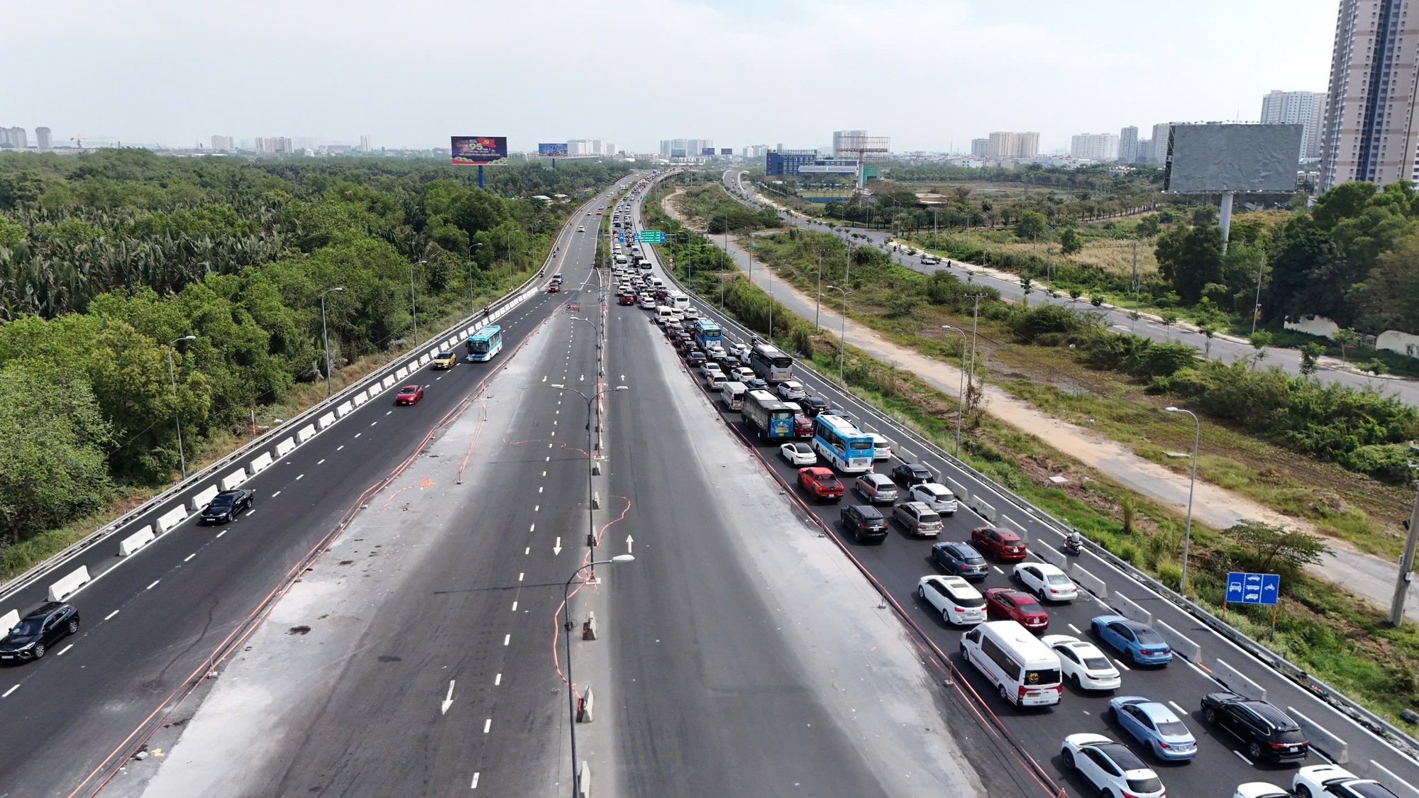 Cửa ng&otilde; ph&iacute;a đ&ocirc;ng TP.HCM &ugrave;n ứ ng&agrave;y m&ugrave;ng 2 Tết- Ảnh 6.