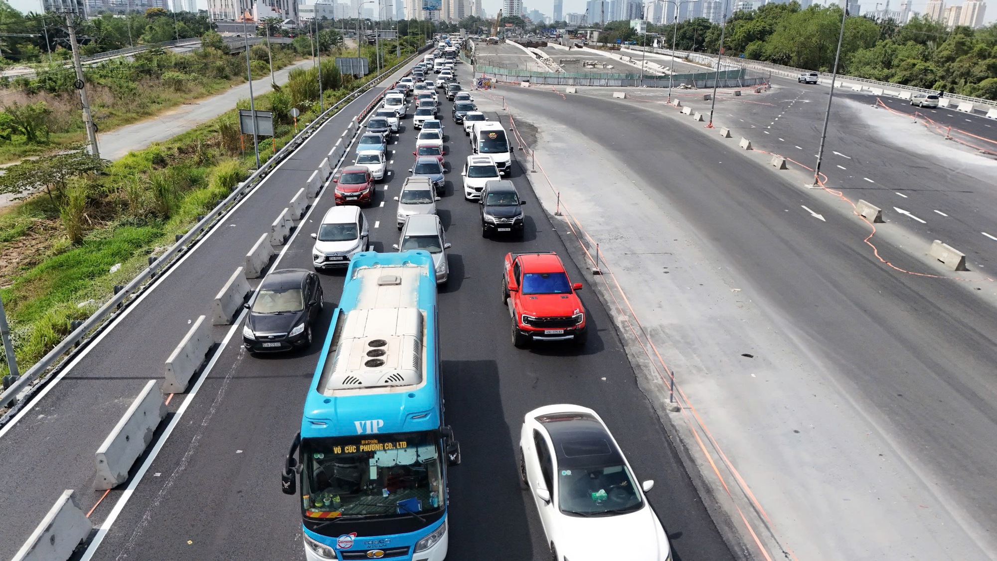 Cửa ng&otilde; ph&iacute;a đ&ocirc;ng TP.HCM &ugrave;n ứ ng&agrave;y m&ugrave;ng 2 Tết- Ảnh 4.