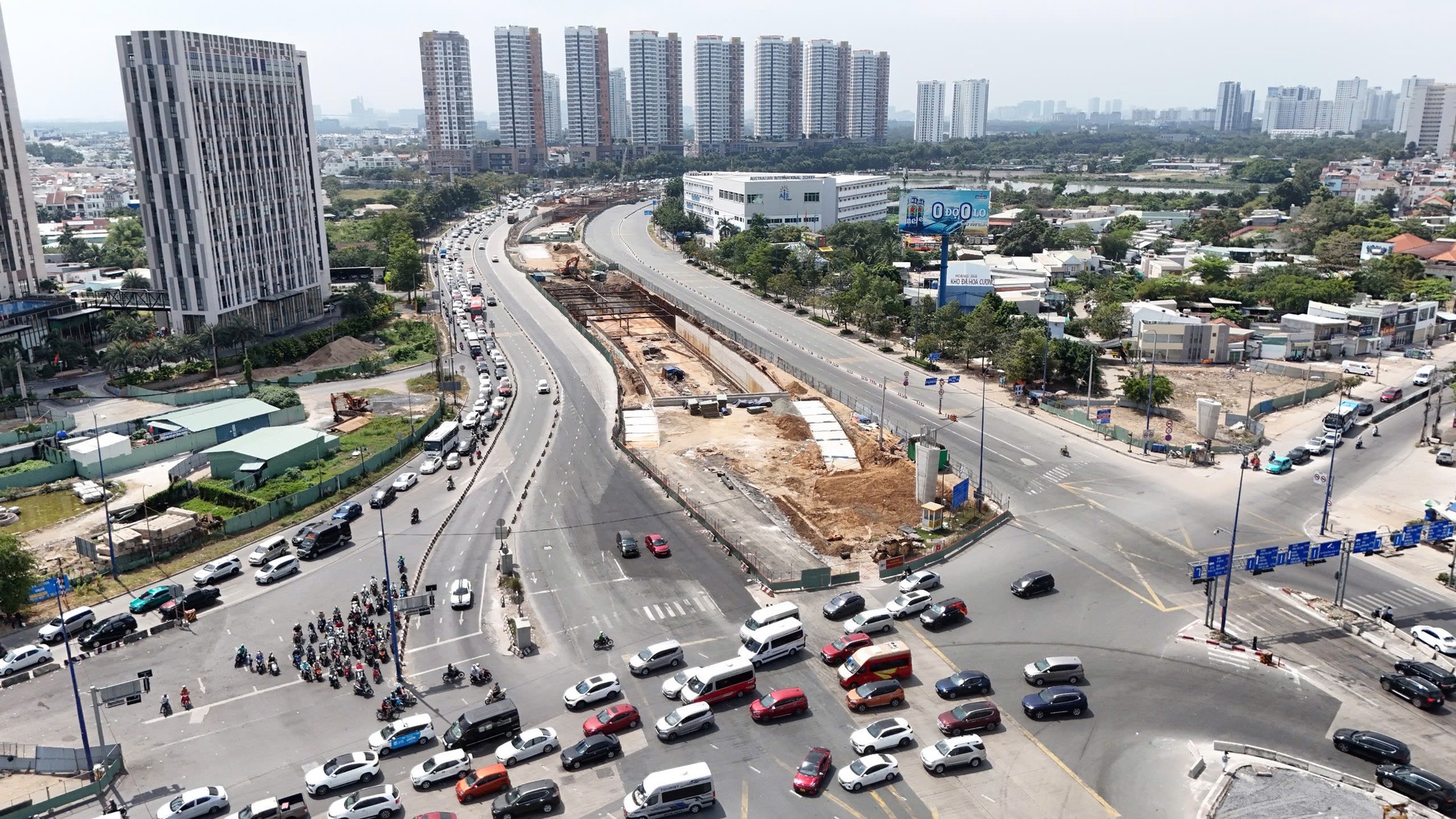 Cửa ng&otilde; ph&iacute;a đ&ocirc;ng TP.HCM &ugrave;n ứ ng&agrave;y m&ugrave;ng 2 Tết- Ảnh 8.