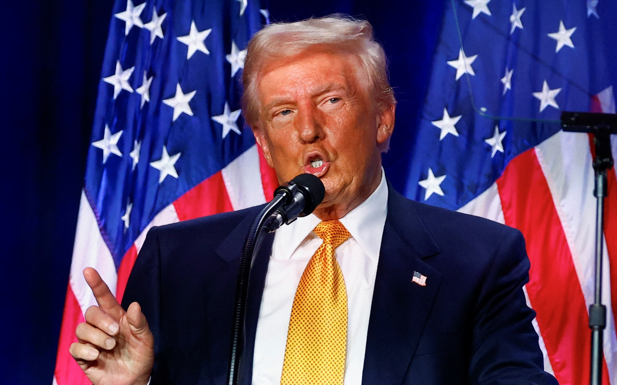 Quan chức Mỹ bảo vệ quyết định trục xuất người di cư Venezuela theo luật thời chiến- Ảnh 2. Ông Trump đề nghị trục xuất 30.000 người nhập cư đến trại giam Mỹ ở Cuba