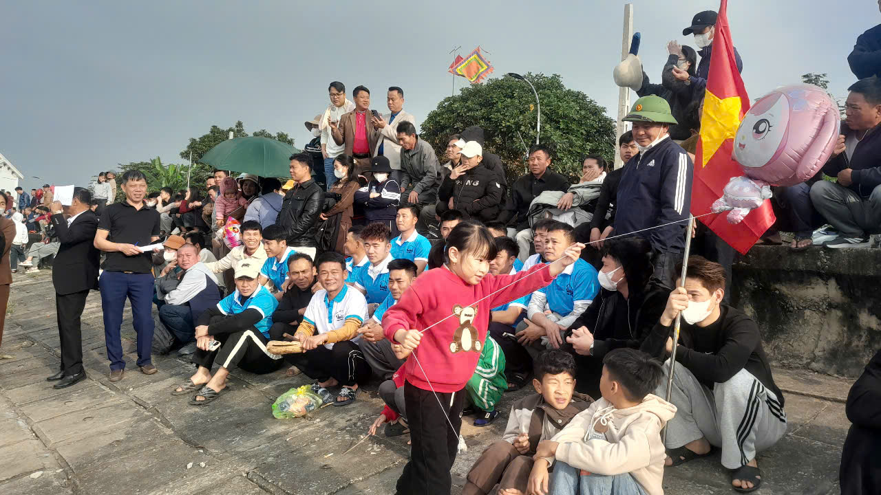 Tưng bừng lễ ra quân đánh bắt hải sản và đua thuyền truyền thống ở xứ Nghệ- Ảnh 3. Tưng bừng lễ ra quân đánh bắt hải sản và đua thuyền truyền thống ở xứ Nghệ- Ảnh 3.