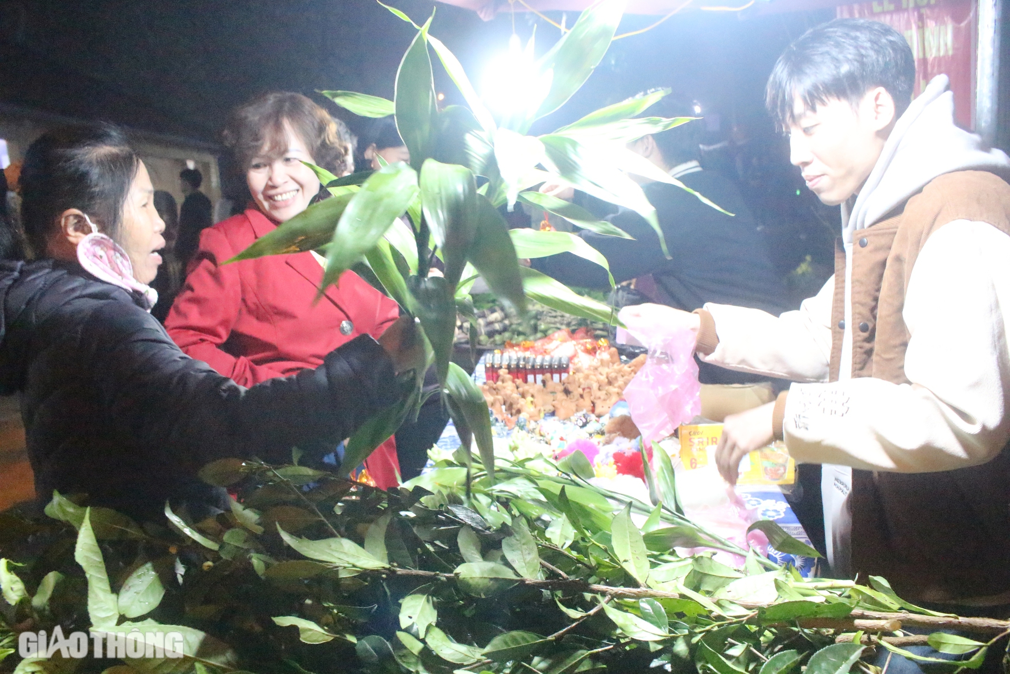 Độc đáo phiên chợ mỗi năm họp một lần lúc nửa đêm ở Quảng Trị- Ảnh 3. Độc đáo phiên chợ mỗi năm họp một lần lúc nửa đêm ở Quảng Trị- Ảnh 3.