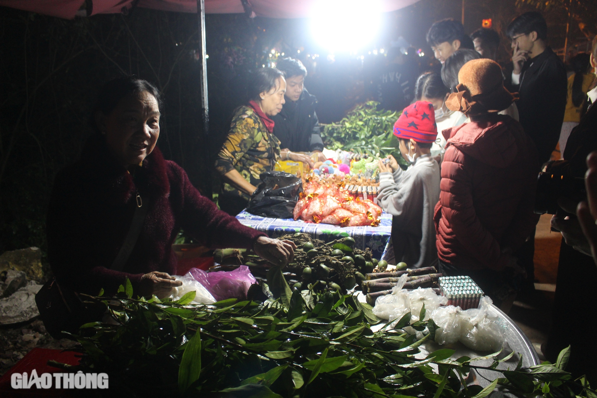 Độc đáo phiên chợ mỗi năm họp một lần lúc nửa đêm ở Quảng Trị- Ảnh 4. Độc đáo phiên chợ mỗi năm họp một lần lúc nửa đêm ở Quảng Trị- Ảnh 4.